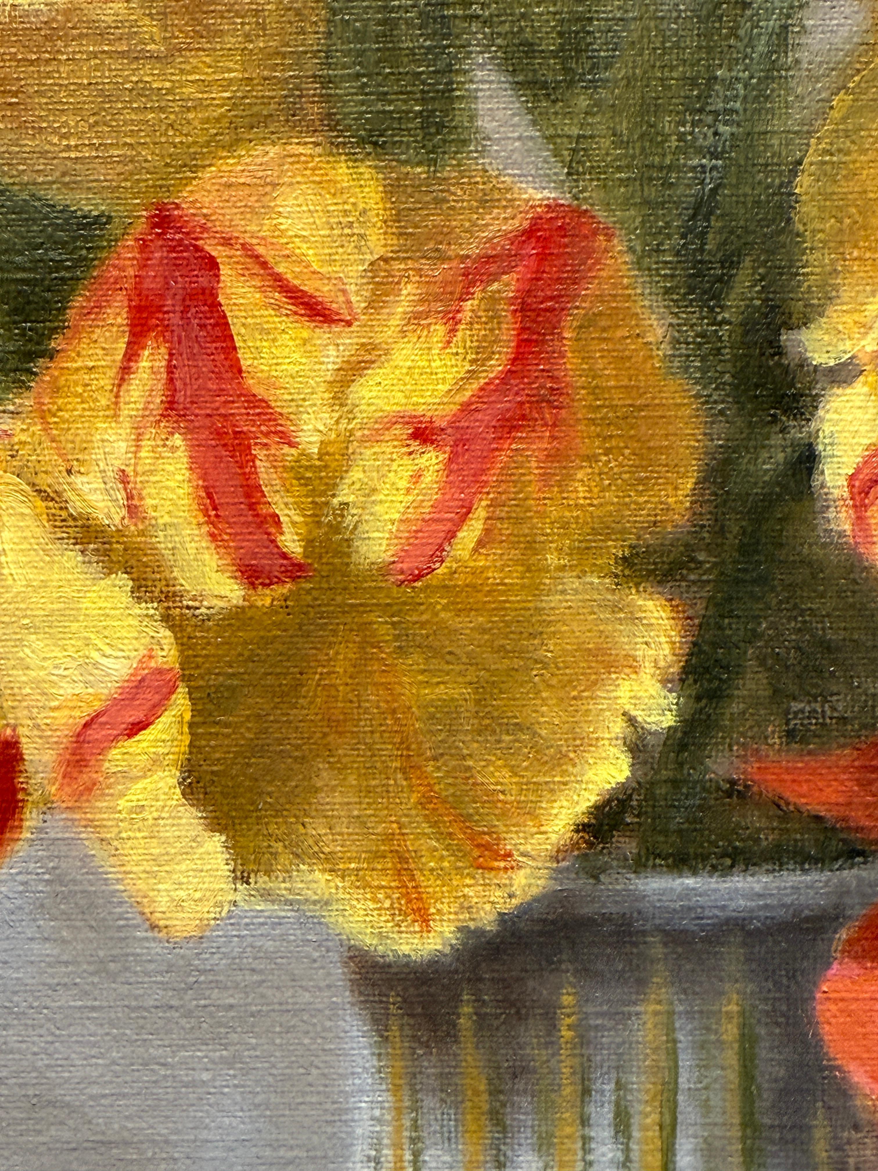 Questo pezzo è un dipinto a olio originale su tela di lino. Presenta un bellissimo bouquet di due varietà di tulipani. La ciotola blu e bianca fa riferimento ai dipinti floreali olandesi, alla porcellana da esportazione popolare nell'epoca d'oro