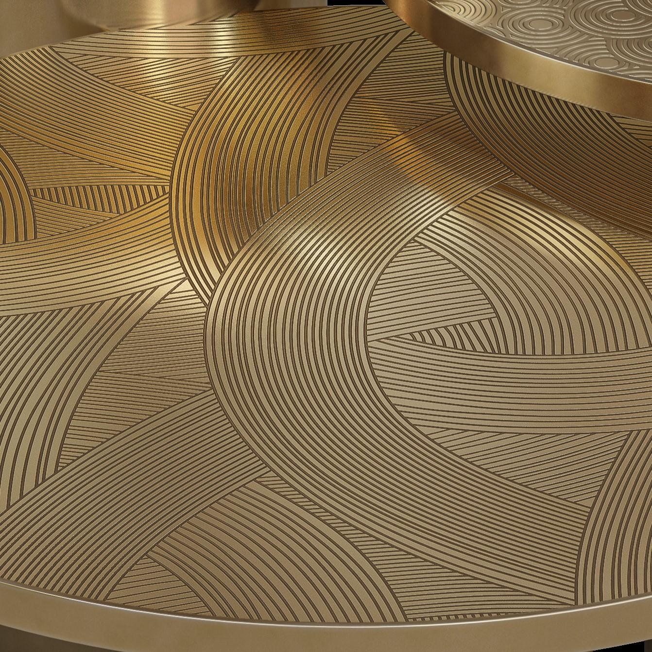 La table d'appoint Gino AGE associe un plateau rond en laiton massif à une base cylindrique réalisée dans le même matériau, tous deux finis en or vieilli. Le motif géométrique gravé à la main ajoute de la texture et de la profondeur à la surface