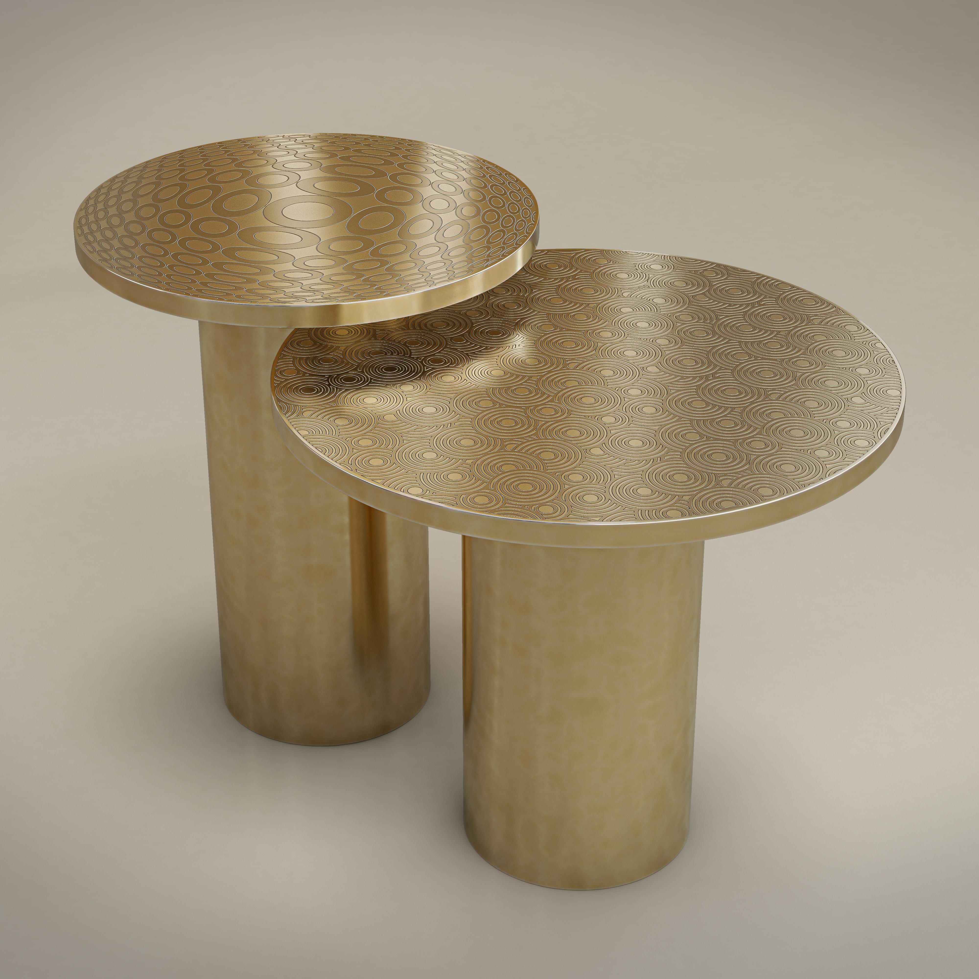 Art déco Table d'appoint Gino 1A - H 60 cm x Ø 40 cm - Laiton gravé à la main, finition or vieilli en vente