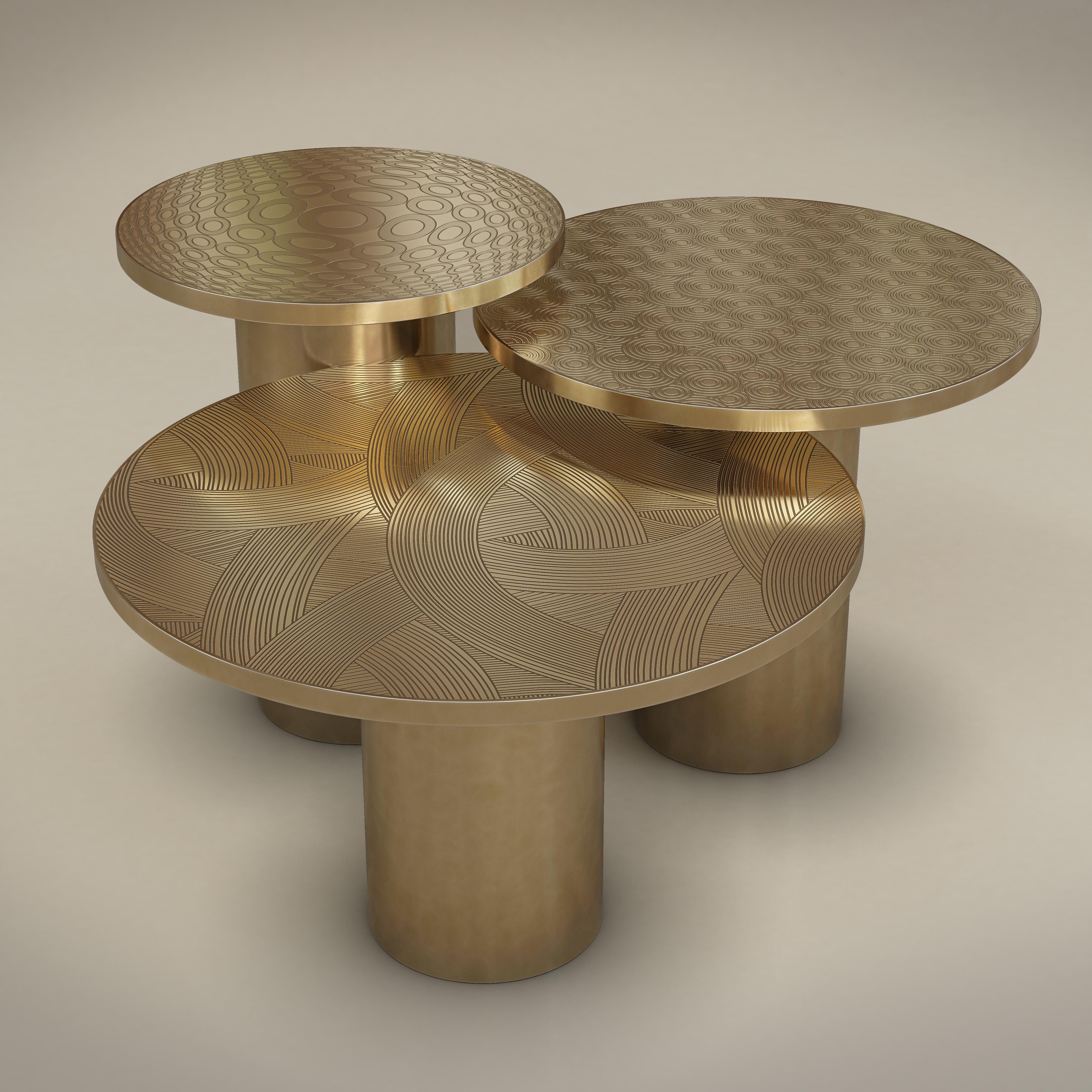 Gravé Table d'appoint Gino 1A - H 60 cm x Ø 40 cm - Laiton gravé à la main, finition or vieilli en vente