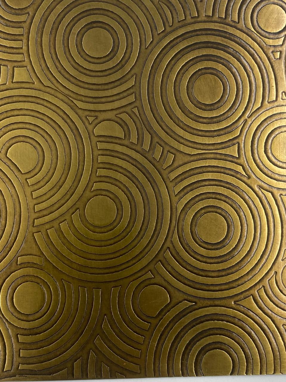 XXI secolo e contemporaneo Tavolino Gino 1C - H. 40 cm x Ø 50 cm - Ottone inciso a mano, finitura oro invecchiato in vendita