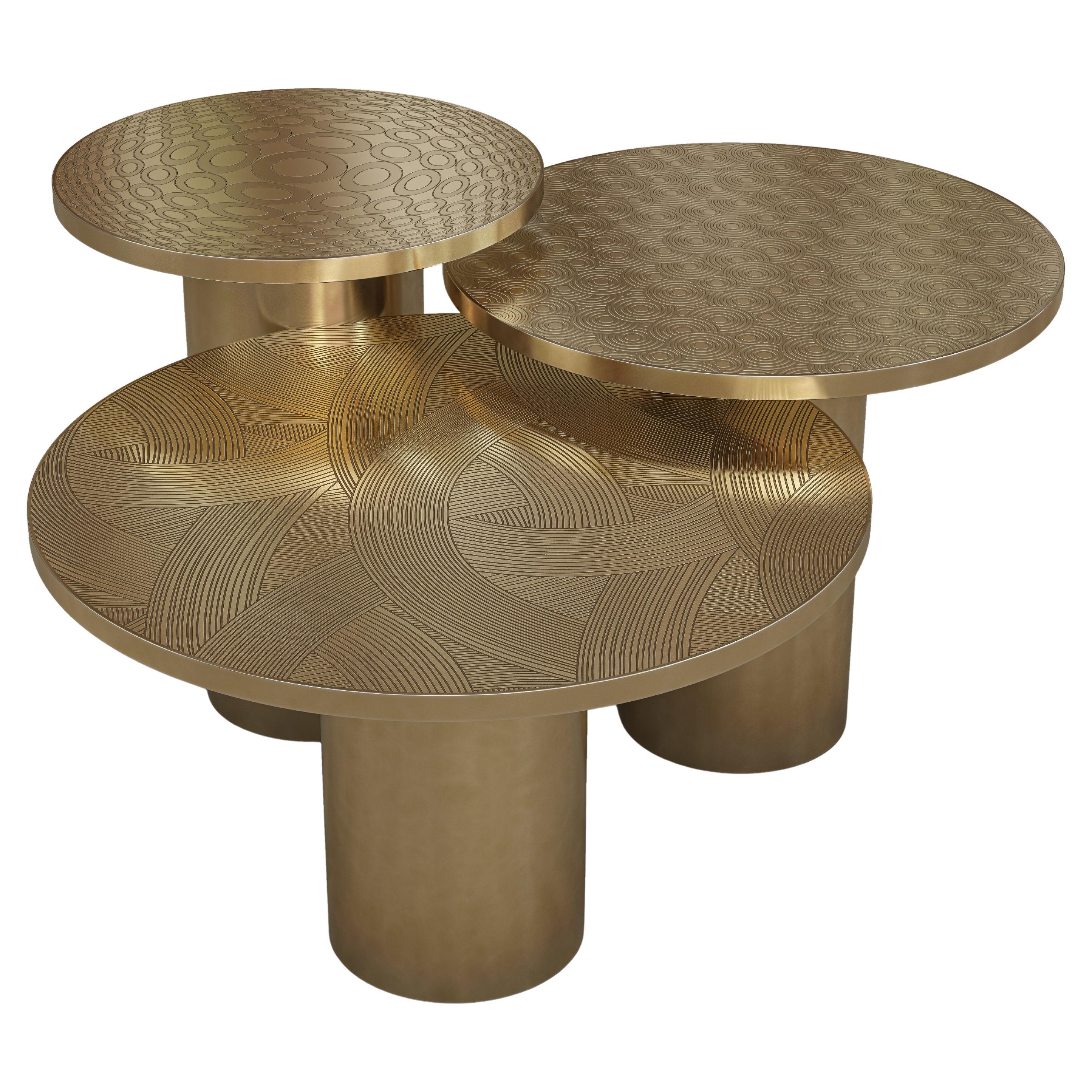 In equilibrio tra linee pulite e una ricca matericità, il tavolino Gino esprime un approccio al design sobrio e contemporaneo. Ogni elemento contribuisce a creare un senso di continuità visiva, dove l'ottone inciso a mano incontra una forma semplice
