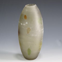 Vaso in vetro di Gino Cenedese 'a Scavo' con foglie d'autunno