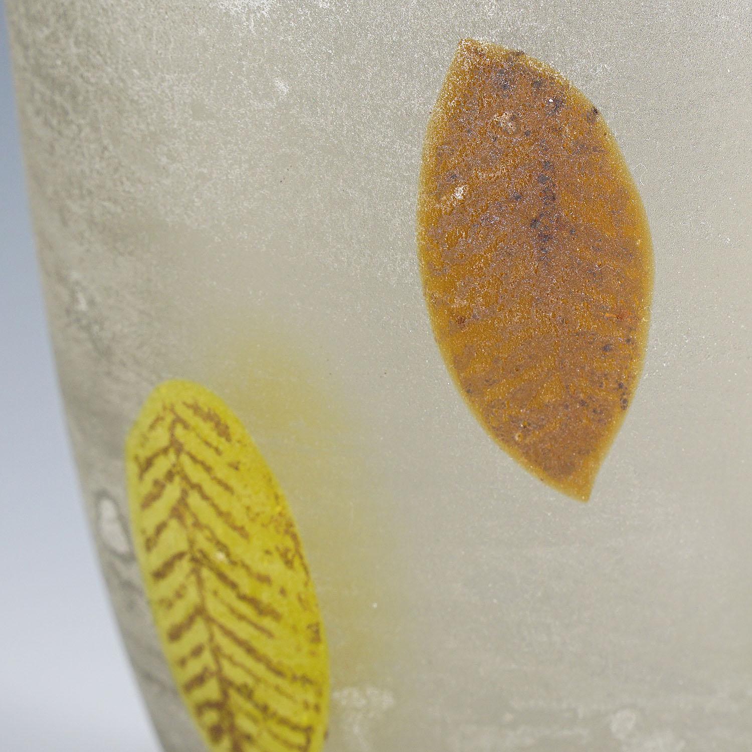 XX secolo Vaso in vetro di Gino Cenedese 'a Scavo' con foglie d'autunno in vendita