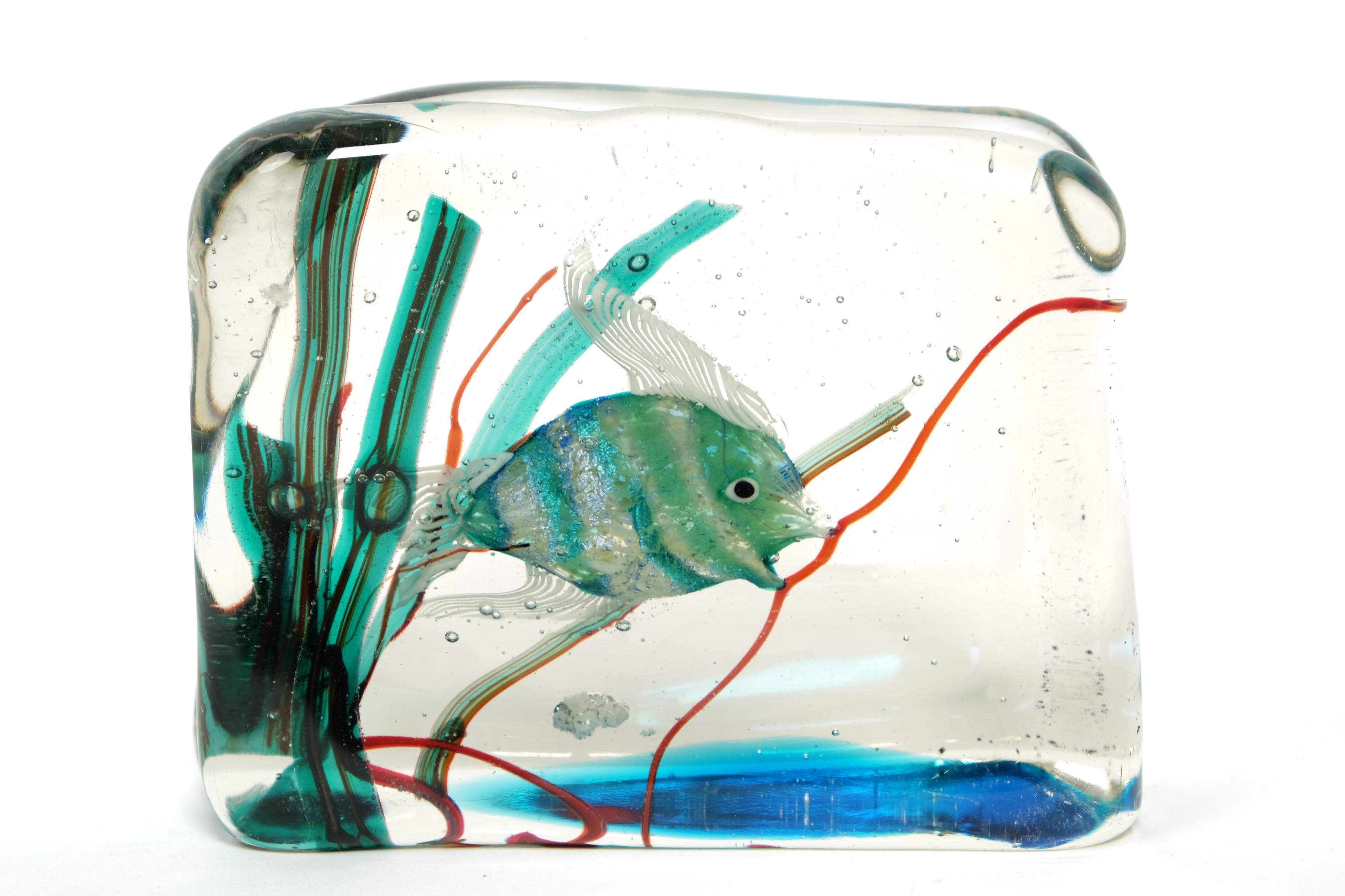 Precioso acuario de cristal de Murano atribuido a Alfredo Barbini para Cendese, Italia años 60.

Colorida escena acuática tridimensional con un pez y plantas marinas.

Estado:
Muy buen estado vintage, sin daños. Arañazos en la