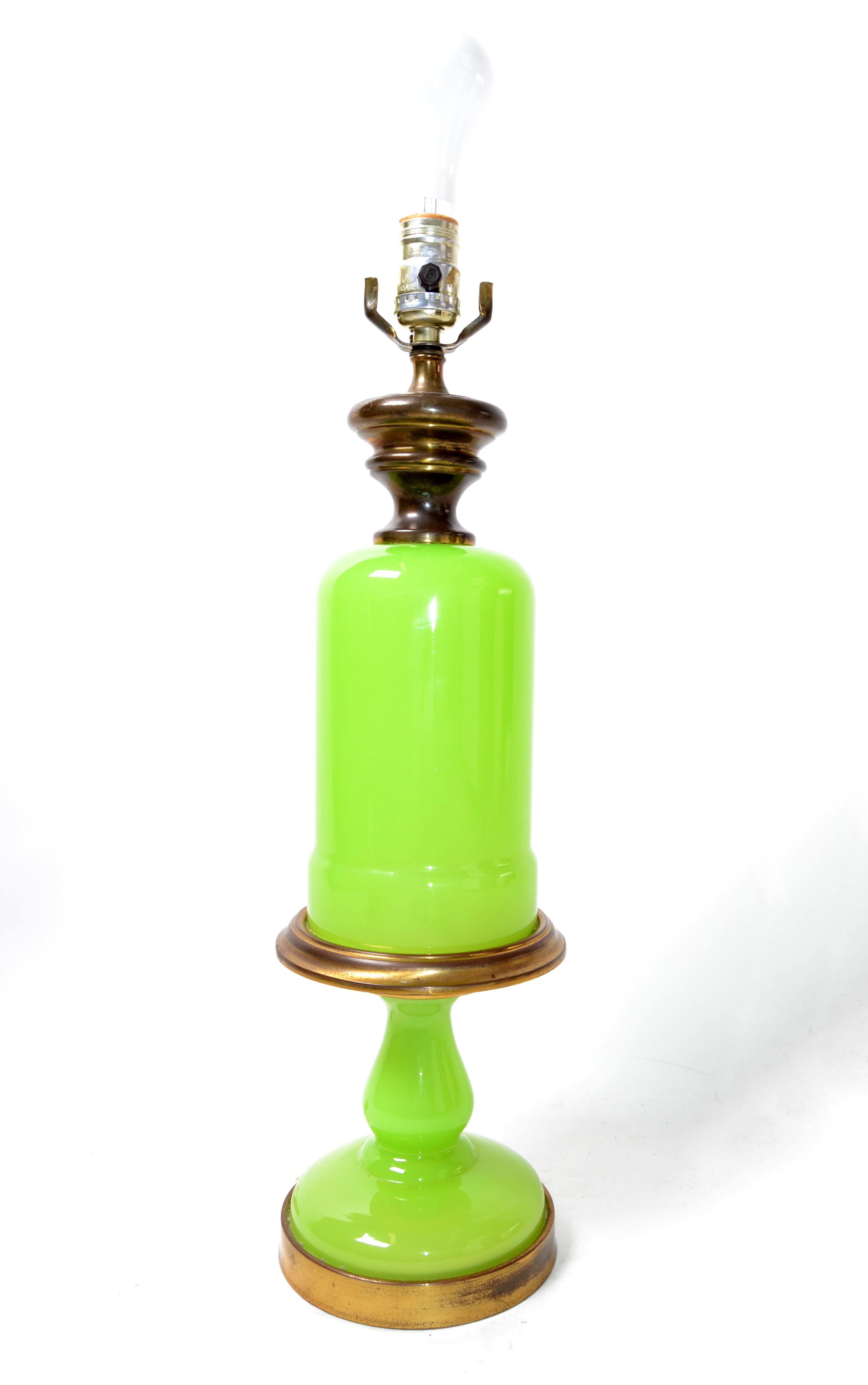 Lampe de table Art Déco Gino Cenedese en verre de Murano vert jade avec détails en laiton. 
Fabriqué en Italie dans les années 1950.
Câblage américain et fonctionne avec une ampoule normale ou une ampoule LED. 
Mesures de la lampe :
Diamètre : 6