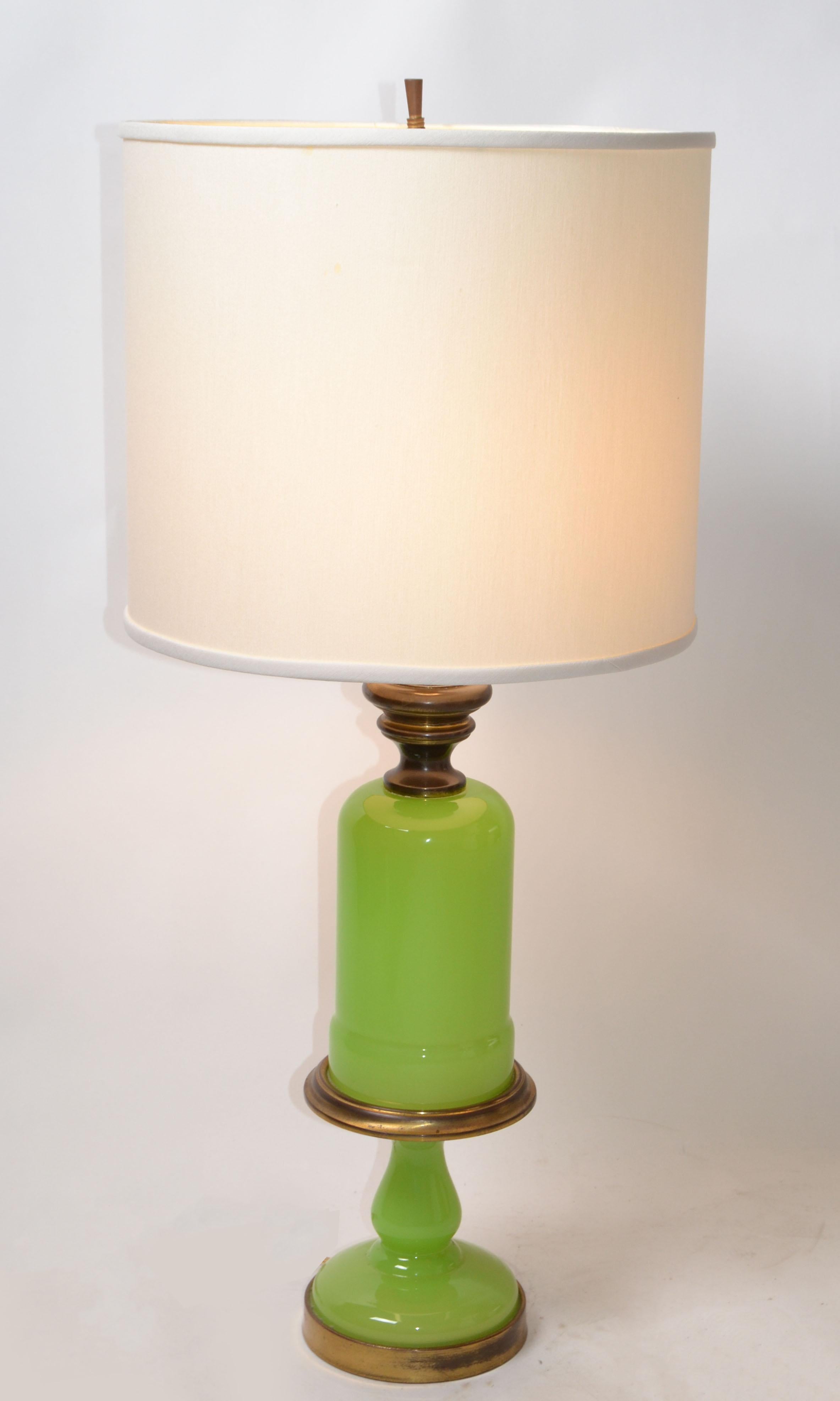 Fait main Gino Cenedese - Verre de Murano vert jade  Lampe de bureau Art Déco en laiton et laiton, Italie, 1950 en vente