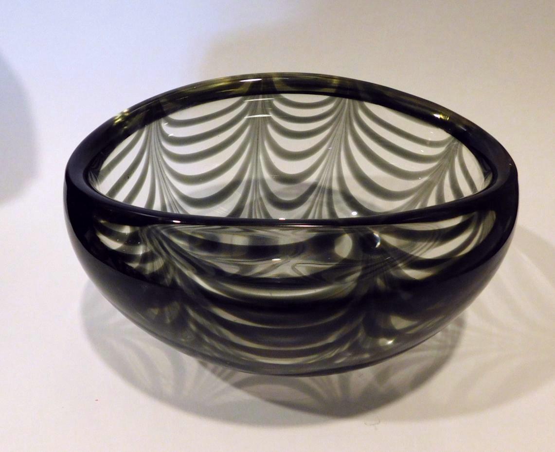 Atemberaubend schönes italienisches Glas Centerpiece Bowl. Klar mit schwarzem Netzmuster. 
Vom Künstler signiert: Toso, Cenedese, Murano und datiert 1982. In neuwertigem Zustand ohne Schäden.
Die oval geformte Schale misst: 6 