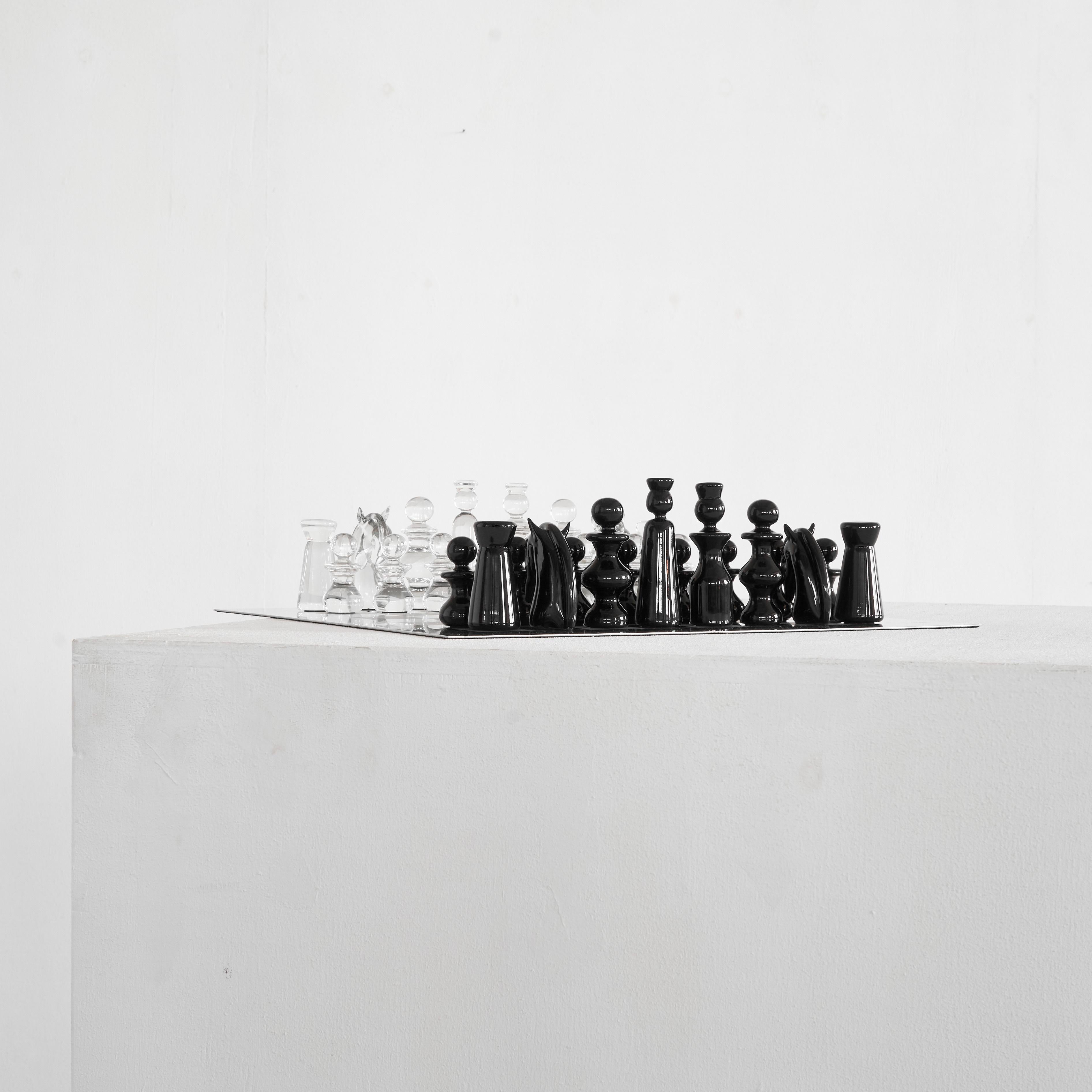 Gino Cenedese Ultra Rare Murano Glass Chess Set, Venedig, Italien, 1960er Jahre.

Dies ist ein sehr seltenes Murano-Glasschachspiel von Gino Cenedese - einem der berühmten Glaskünstler aus Venedig, Italien. 

Das Cenedese Schachspiel stammt direkt