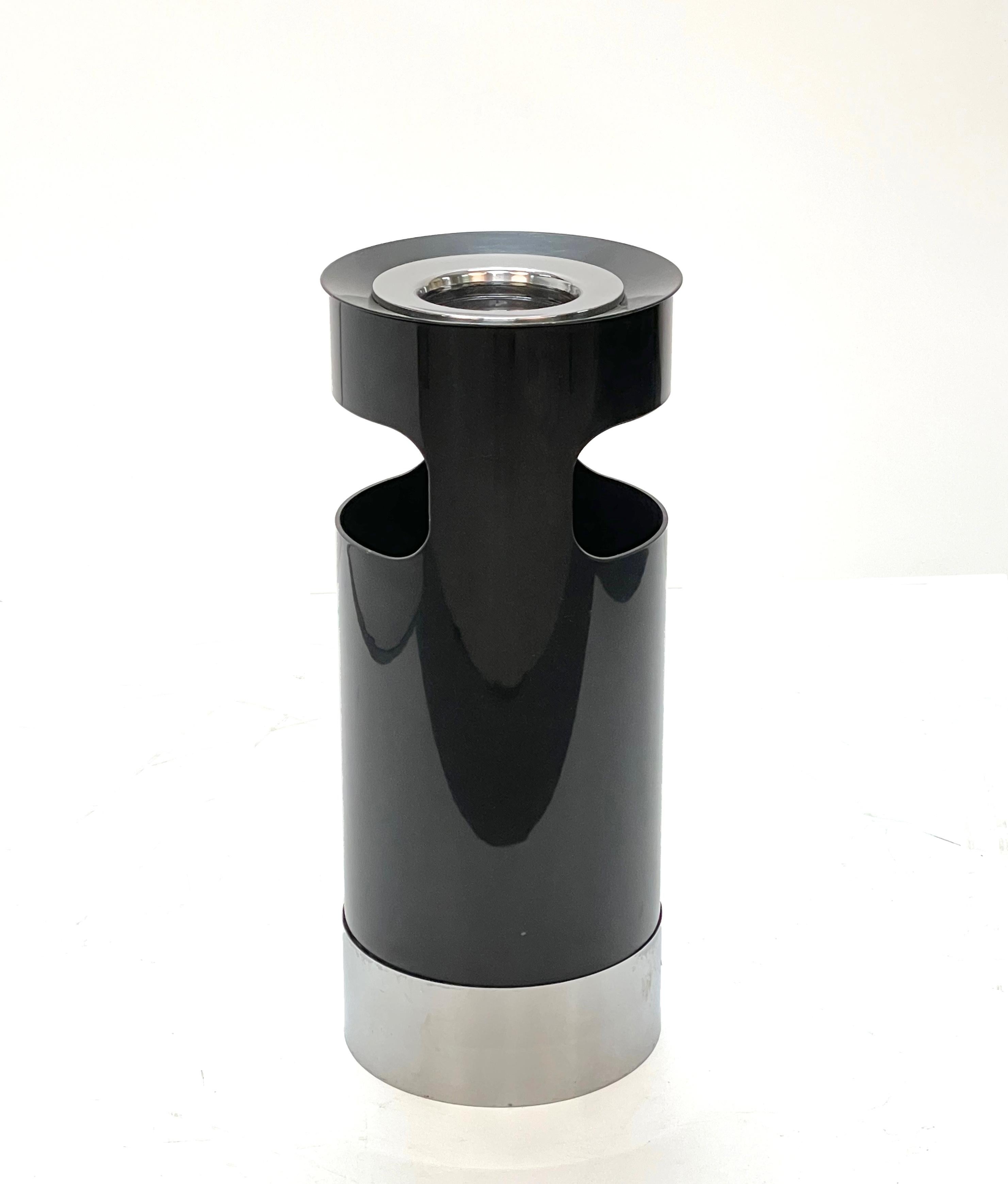 Amazing free standing ashtray or usable as an umbrella stand in mid-century black plastic with chromed metal rings. This fantastic piece was designed by Gino Colombini for Kartell in Italy in the 1970s.

This fantastic is perfect for a study and