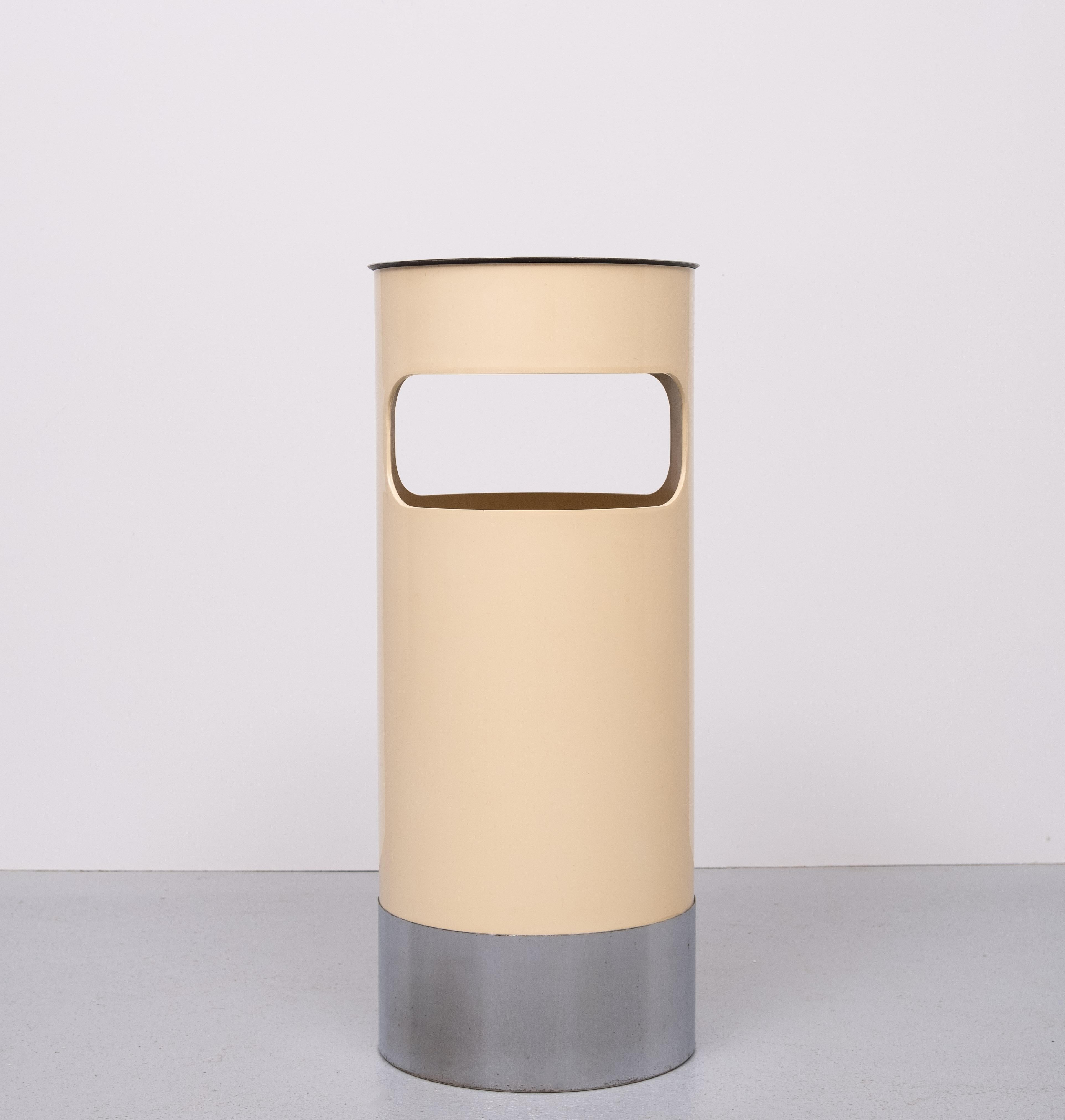 Design  GINO COLOMBINI,  pattumiera con posacenere o portaombrelli Prodotto da  Husqvarna
Usura minore. Macchie minori. Plastica ingiallita.

