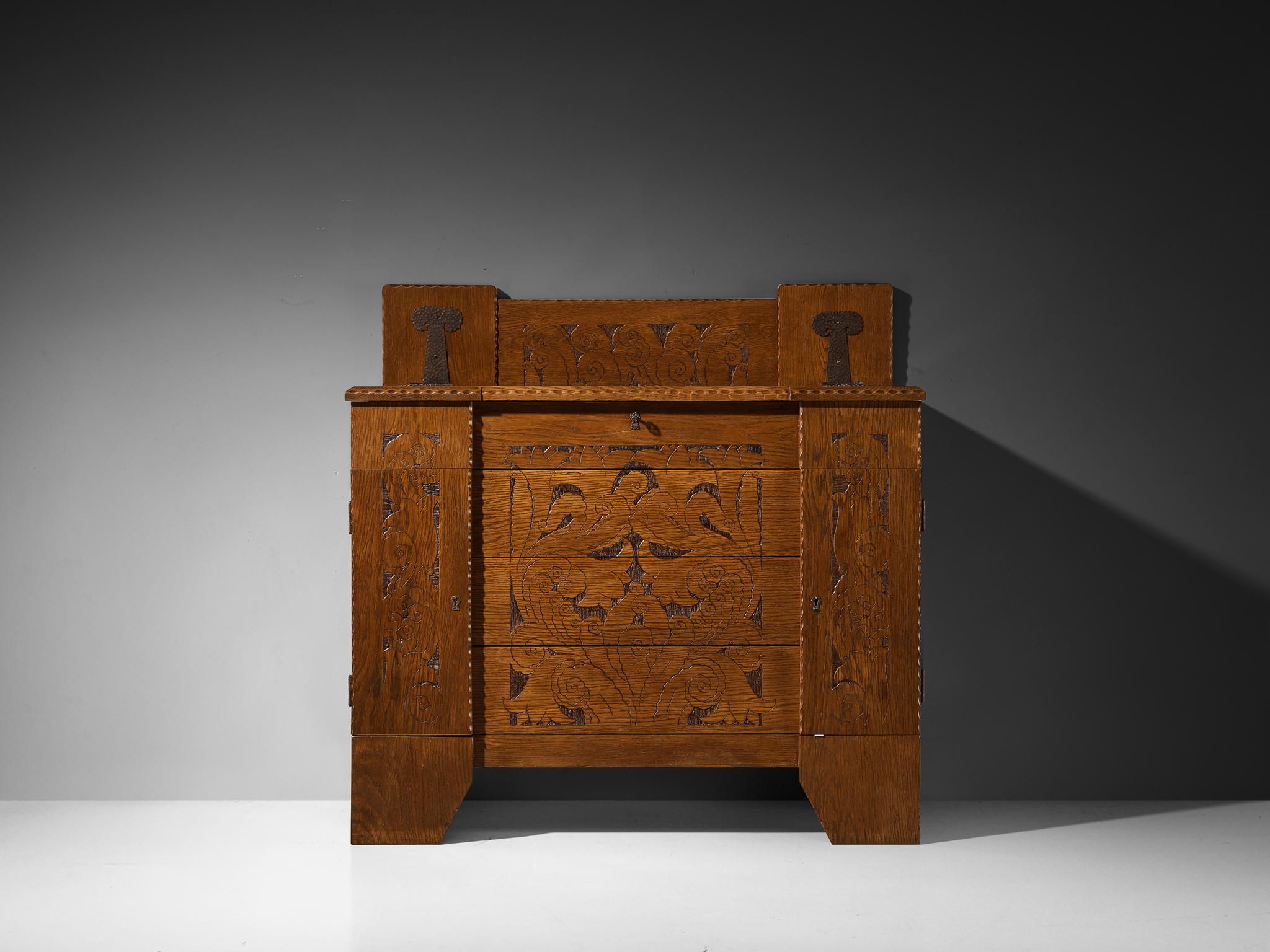 Gino Maggioni for Atelier di Varedo 1920s Chest of Drawers in Carved Oak For Sale 3