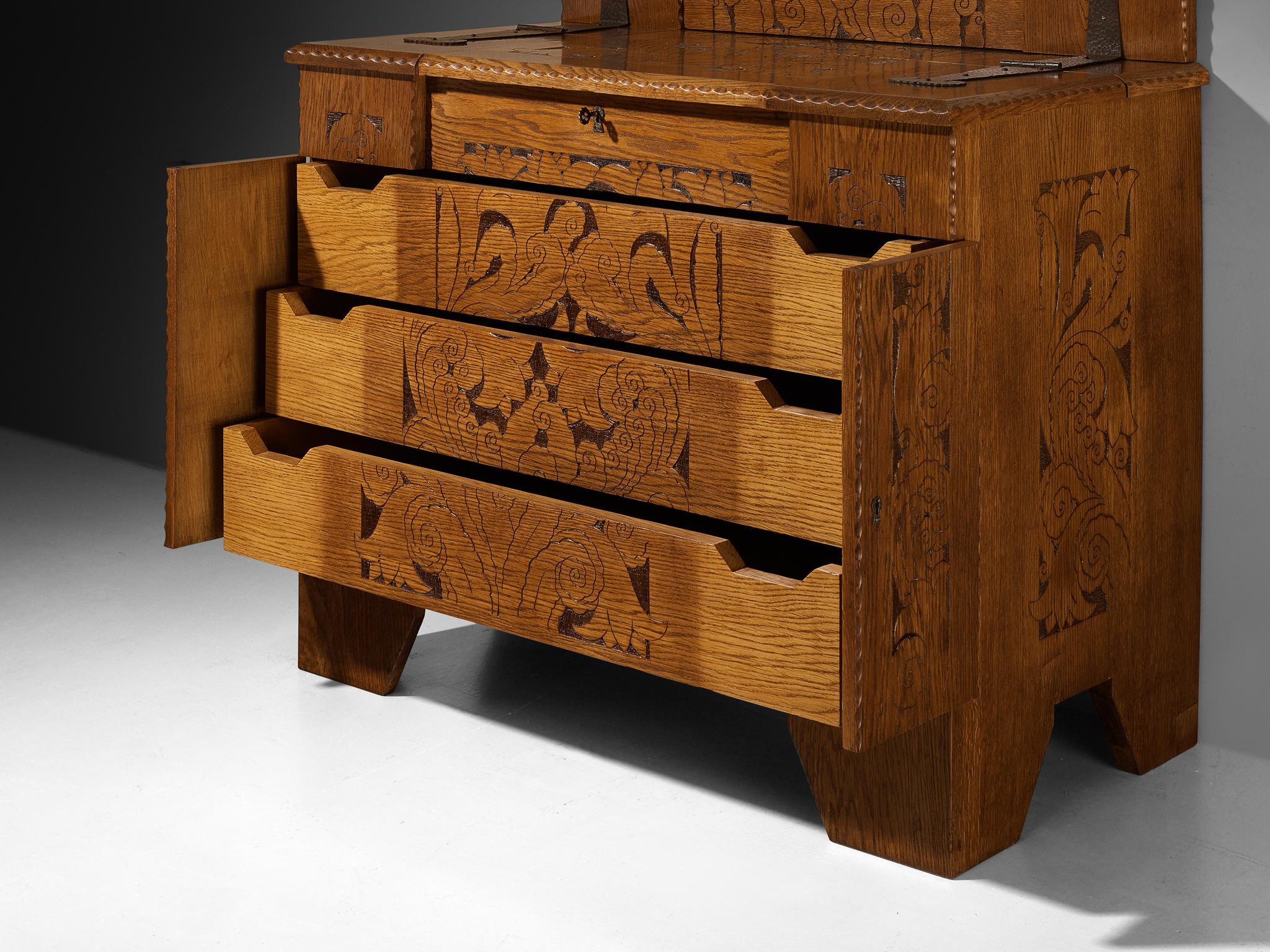 Gino Maggioni for Atelier di Varedo 1920s Chest of Drawers in Carved Oak For Sale 4