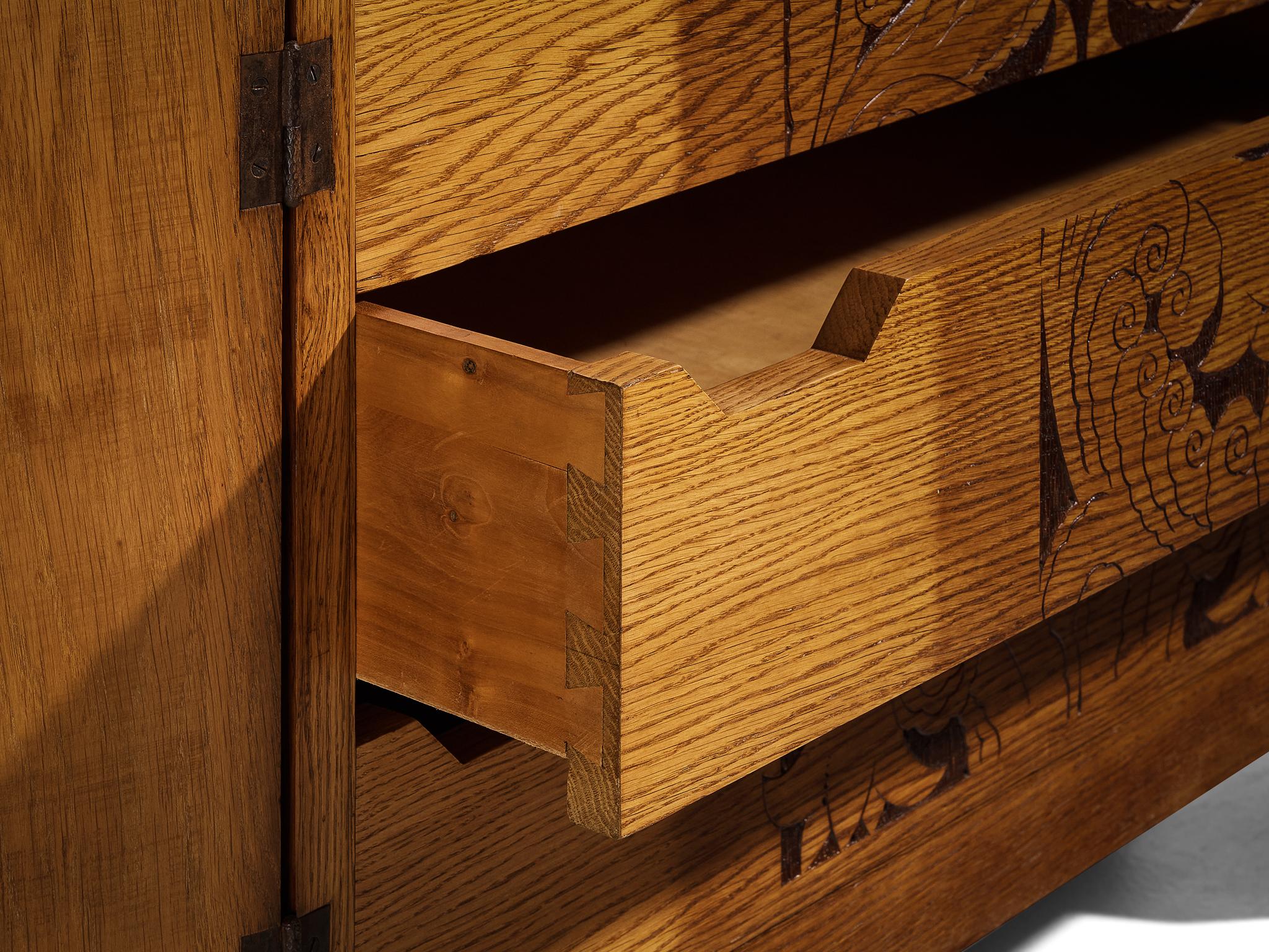 Gino Maggioni for Atelier di Varedo 1920s Chest of Drawers in Carved Oak For Sale 5
