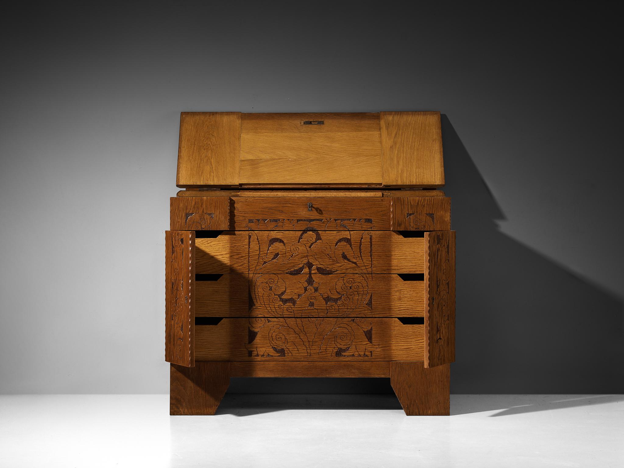 Gino Maggioni for Atelier di Varedo 1920s Chest of Drawers in Carved Oak For Sale 7