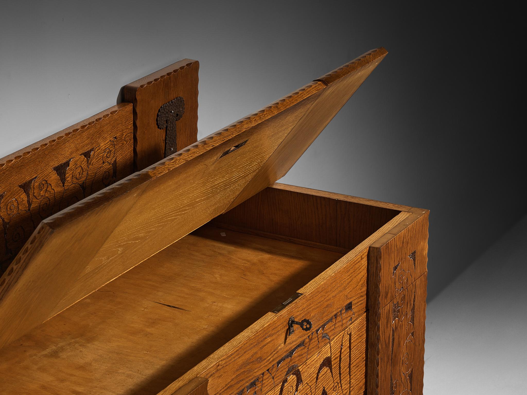 Gino Maggioni for Atelier di Varedo 1920s Chest of Drawers in Carved Oak For Sale 8