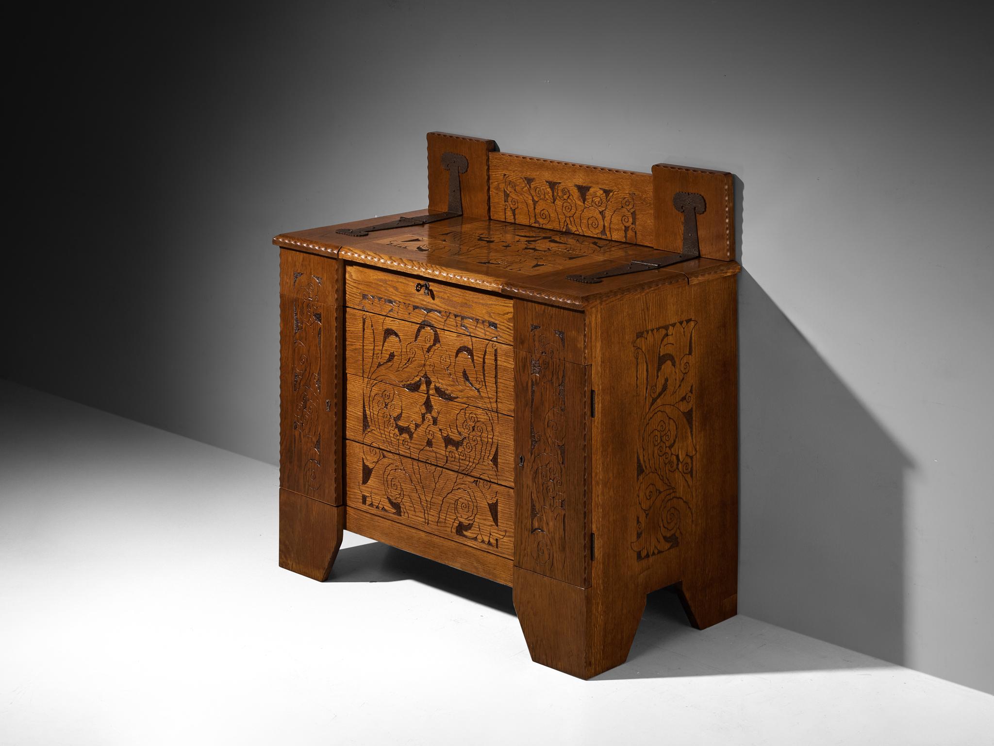 Gino Maggioni for Atelier di Varedo, chest of drawers / commode, oak, wrought iron, Italy, 1920s

This chest of drawers, designed by Gino Maggioni during his time at the Atelier di Varedo in the 1920s, offers a compelling glimpse into a workshop in