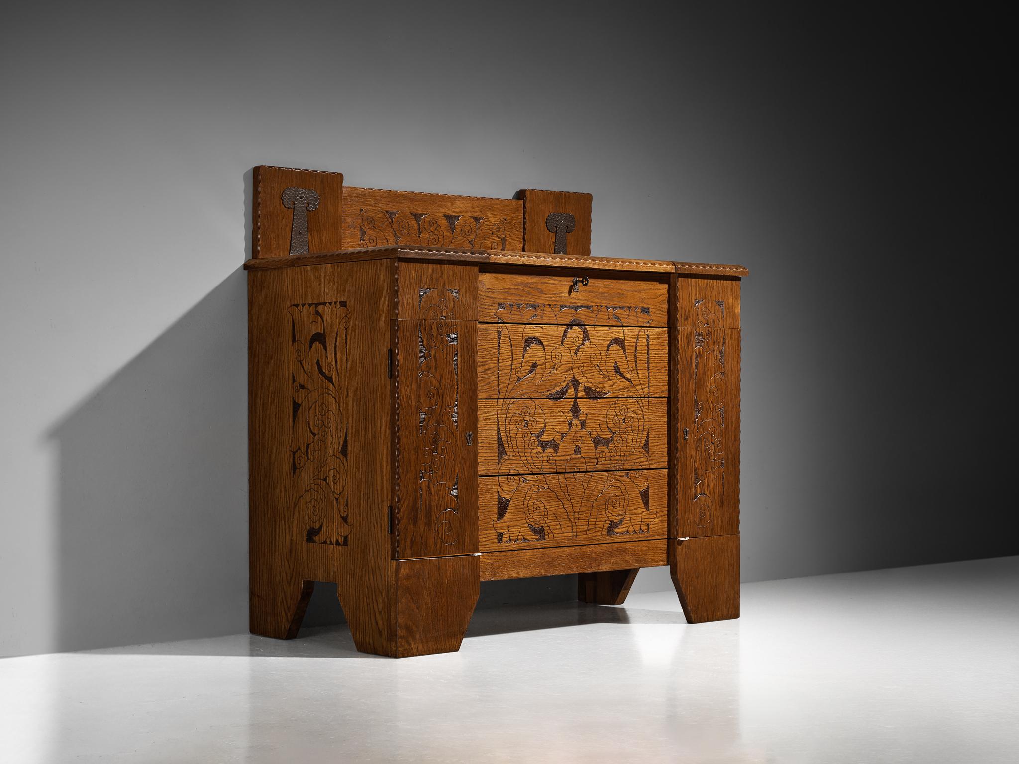 Italian Gino Maggioni for Atelier di Varedo 1920s Chest of Drawers in Carved Oak For Sale