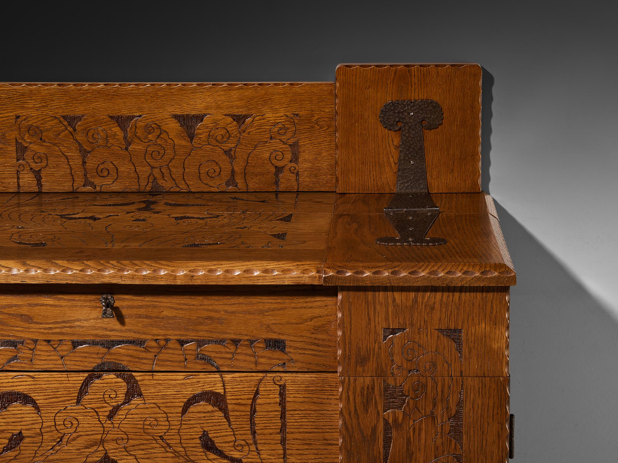 Gino Maggioni for Atelier di Varedo 1920s Chest of Drawers in Carved Oak In Good Condition For Sale In Waalwijk, NL