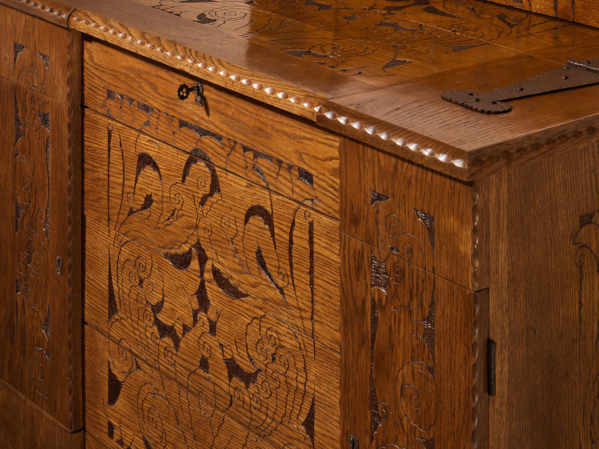 Gino Maggioni for Atelier di Varedo 1920s Chest of Drawers in Carved Oak For Sale 1