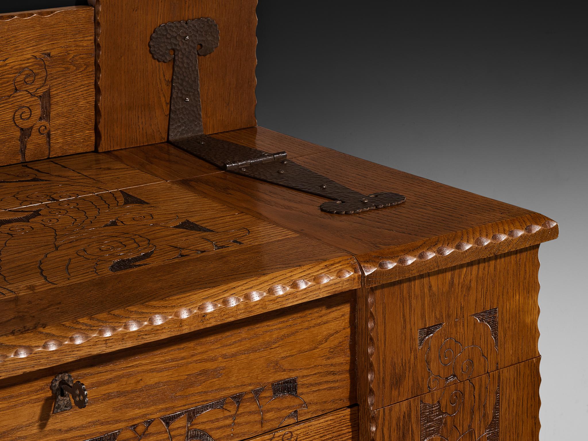 Gino Maggioni for Atelier di Varedo 1920s Chest of Drawers in Carved Oak For Sale 2
