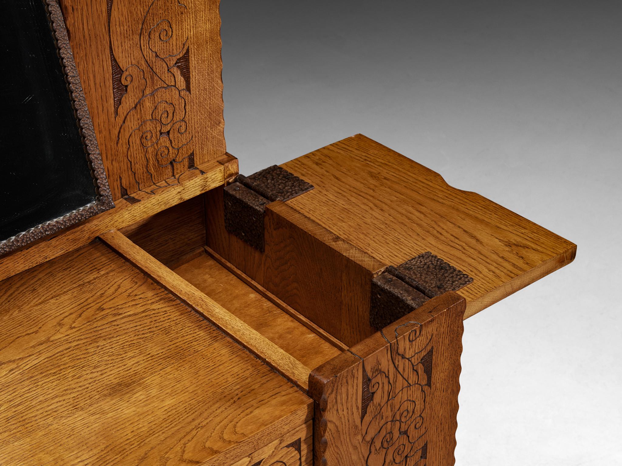 Gino Maggioni for Atelier di Varedo 1920s Vanity Table in Carved Oak For Sale 3