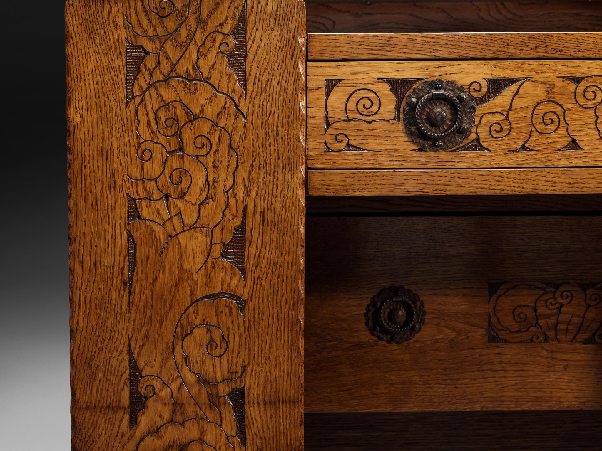 Gino Maggioni for Atelier di Varedo 1920s Vanity Table in Carved Oak For Sale 4