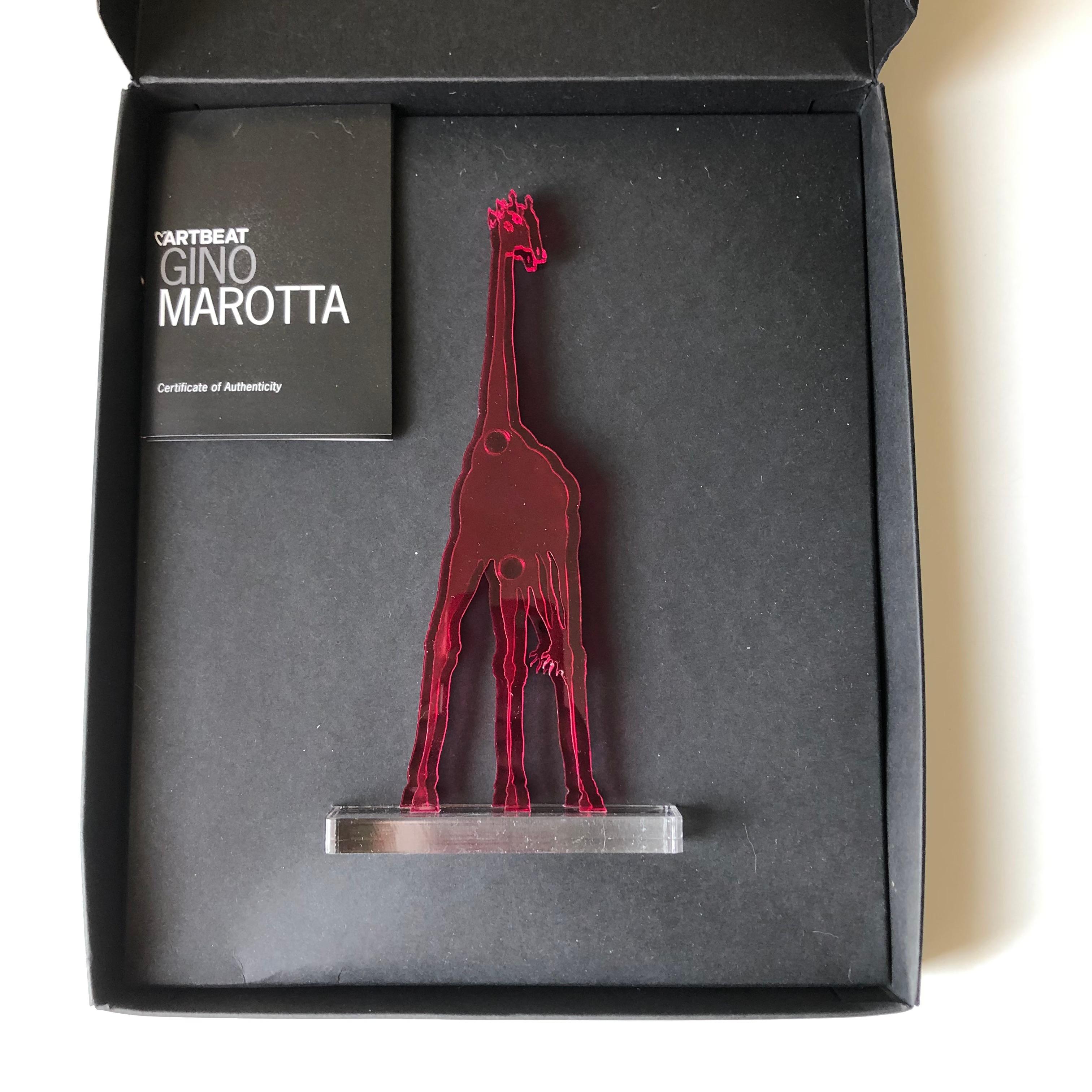 Gino MAROTTA (1935-2012)
Giraffa artificiale, 2010
Edition Artbeat arrêtée
Sculpture, multiple en méthacrylate coloré fuschia et découpé. Signé sur la base. Dans sa boite d’origine. 
Haut. : 19 cm Long. : 10 cm

Gino MAROTTA (1935-2012)
Giraffa