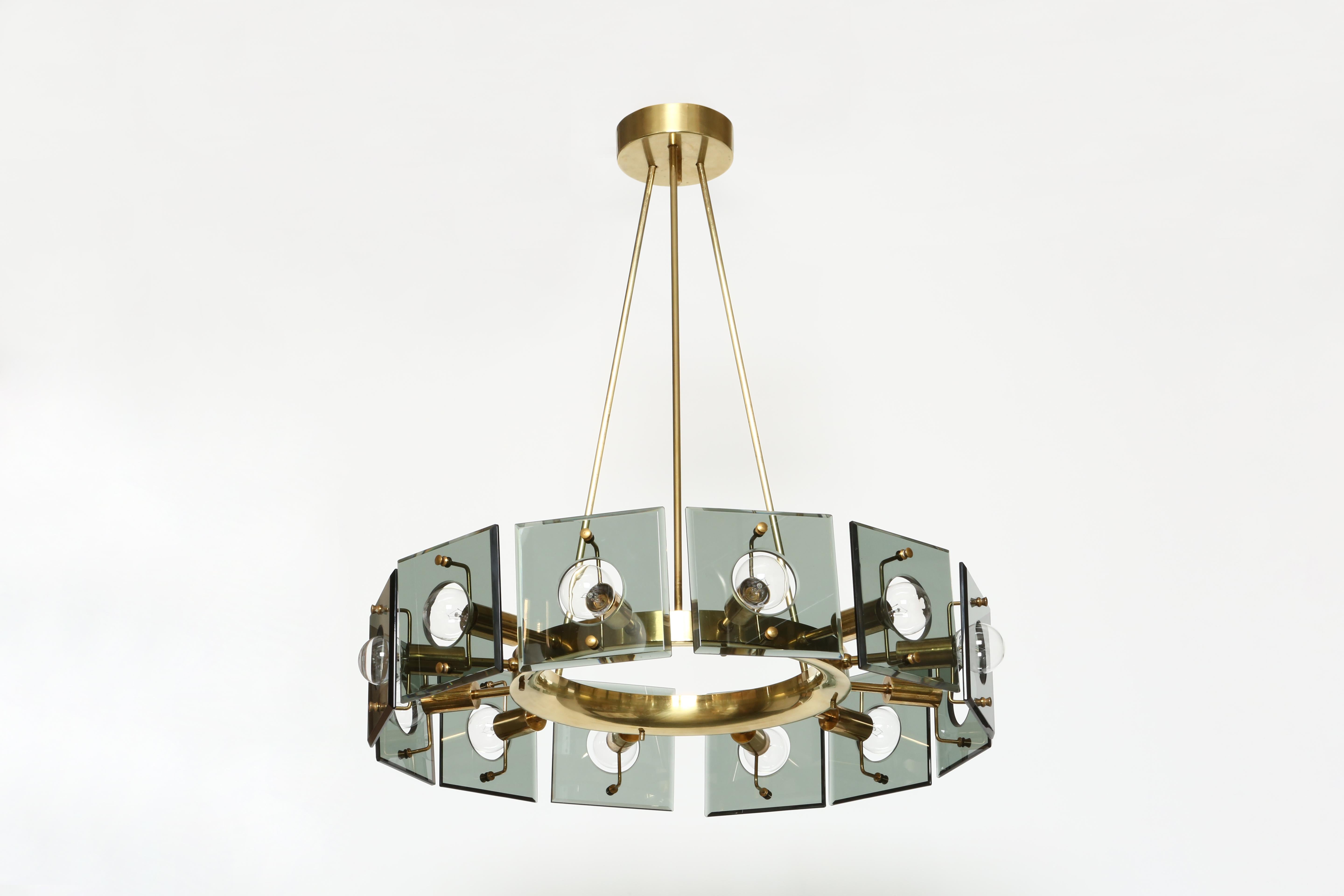Lampadario di Gino Paroldo.
Progettato e realizzato in Italia negli anni '60.
Struttura in ottone e vetro in cristallo.
12 prese con base a candelabro.
Cablaggio USA gratuito su richiesta.
Altezza regolabile, può essere accorciata.
Ricablaggio USA