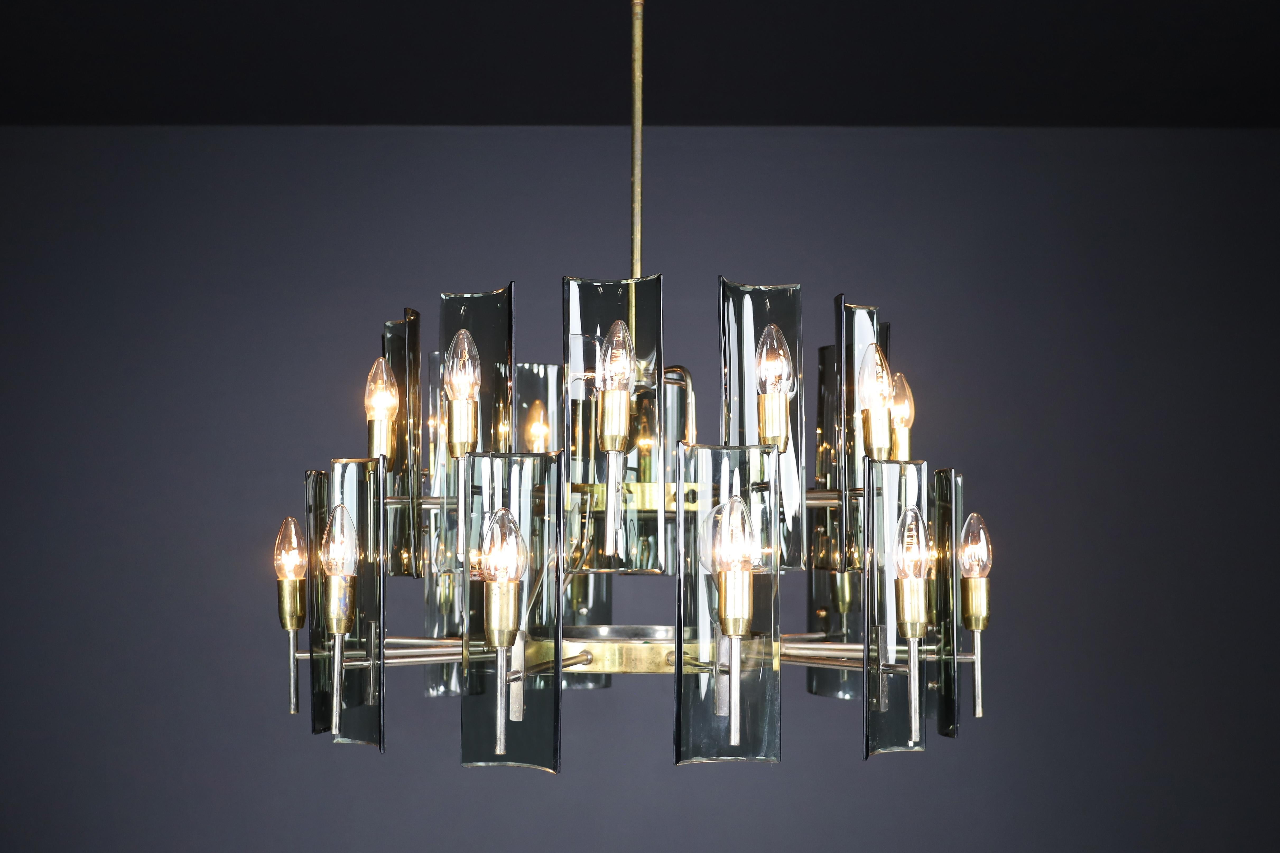 Gino Paroldo for Fontana Arte Large Chandelier in Brass and Curved Glass, Italy  For Sale 7