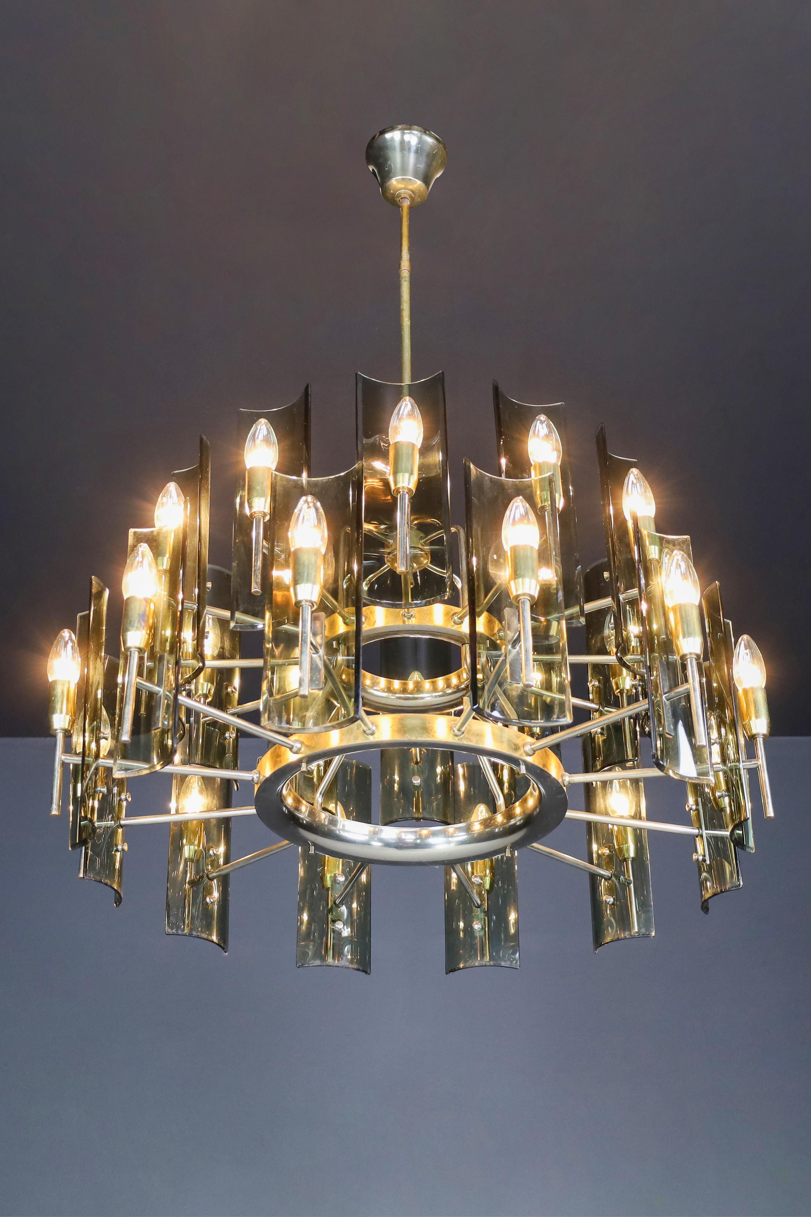 Mid-Century Modern Gino Paroldo for Fontana Arte Large Chandelier in Brass and Curved Glass, Italy  For Sale