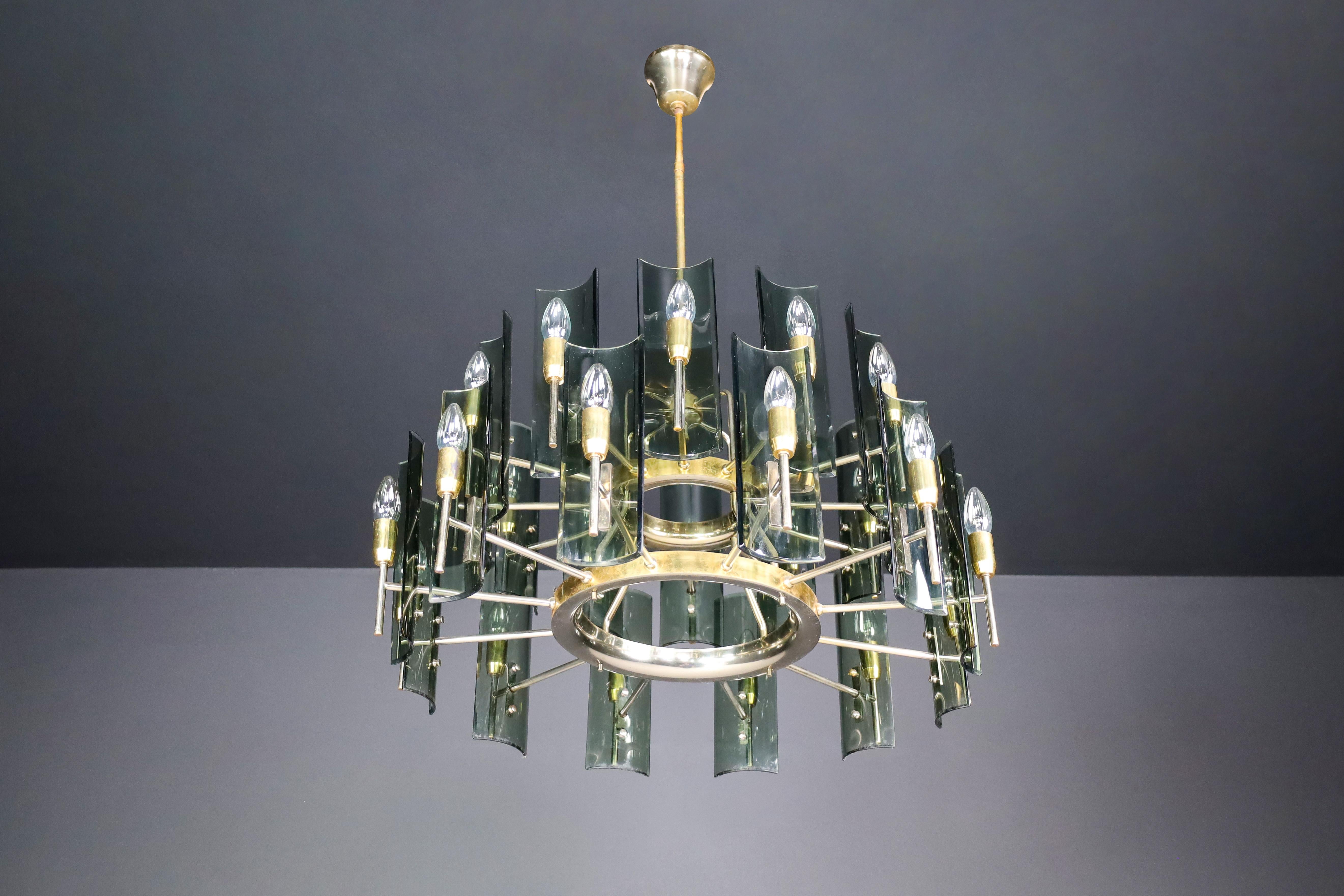 Italian Gino Paroldo for Fontana Arte Large Chandelier in Brass and Curved Glass, Italy  For Sale