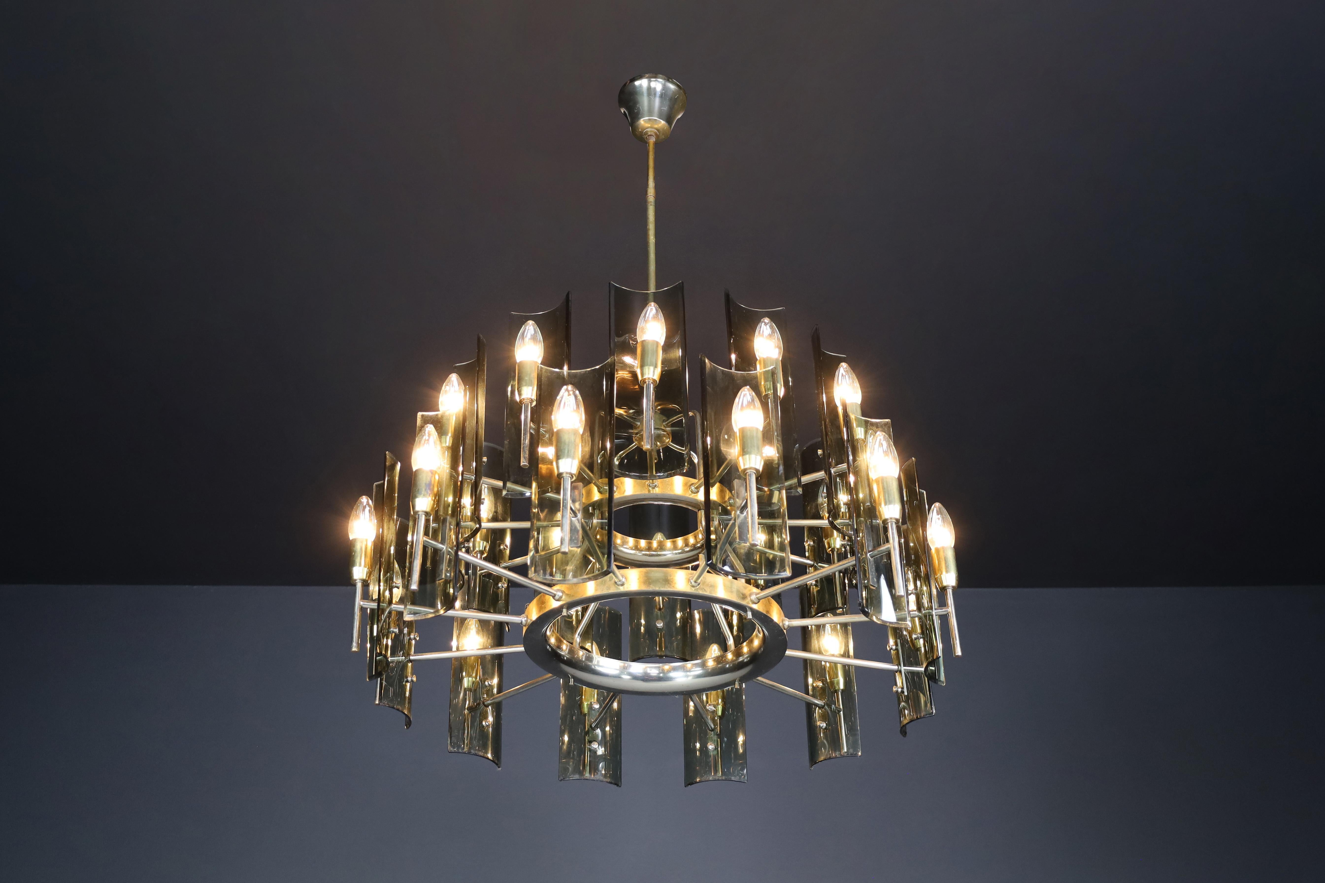 Gino Paroldo for Fontana Arte Large Chandelier in Brass and Curved Glass, Italy  In Good Condition For Sale In Almelo, NL