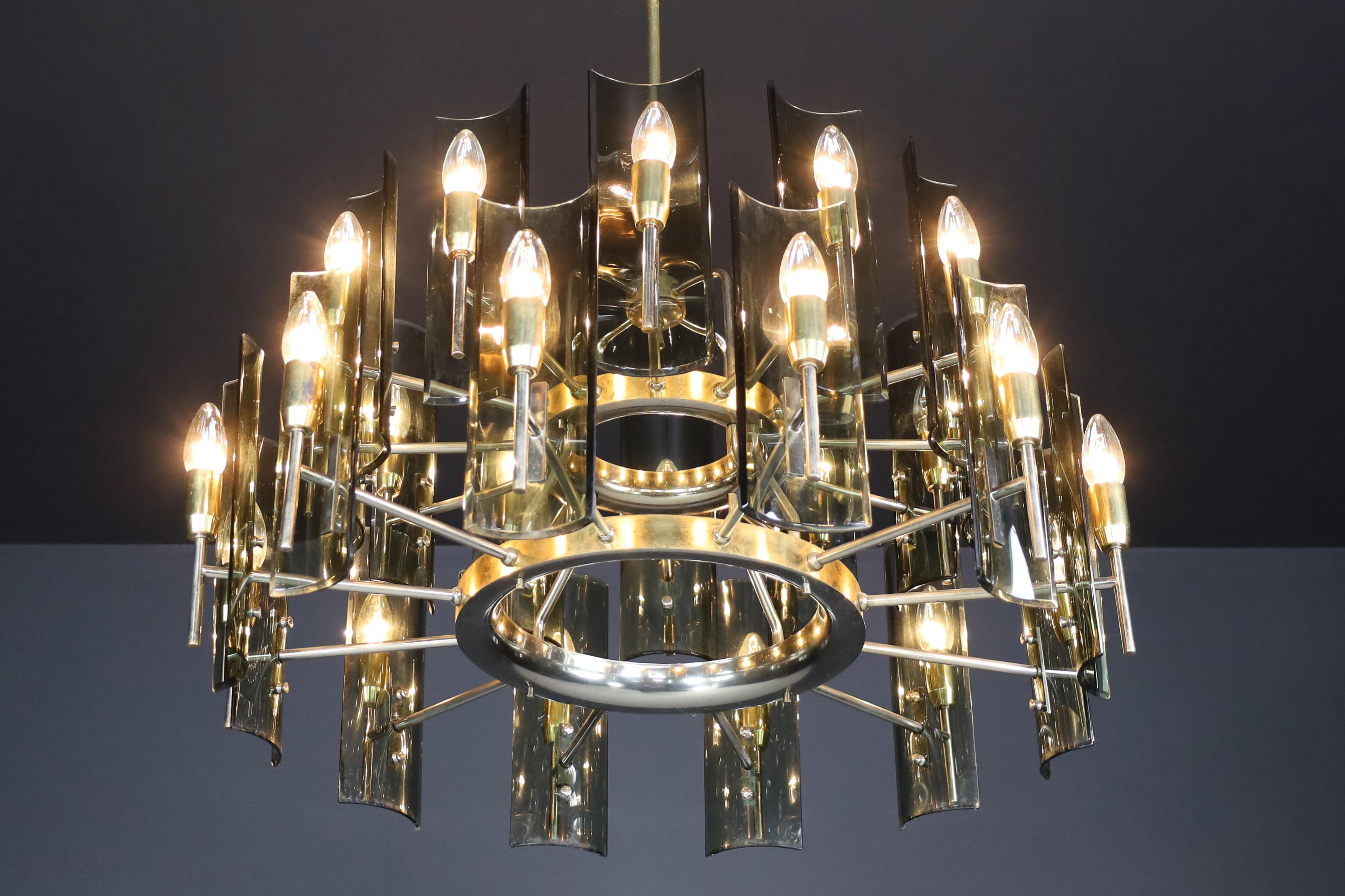 Mid-20th Century Gino Paroldo for Fontana Arte Large Chandelier in Brass and Curved Glass, Italy  For Sale