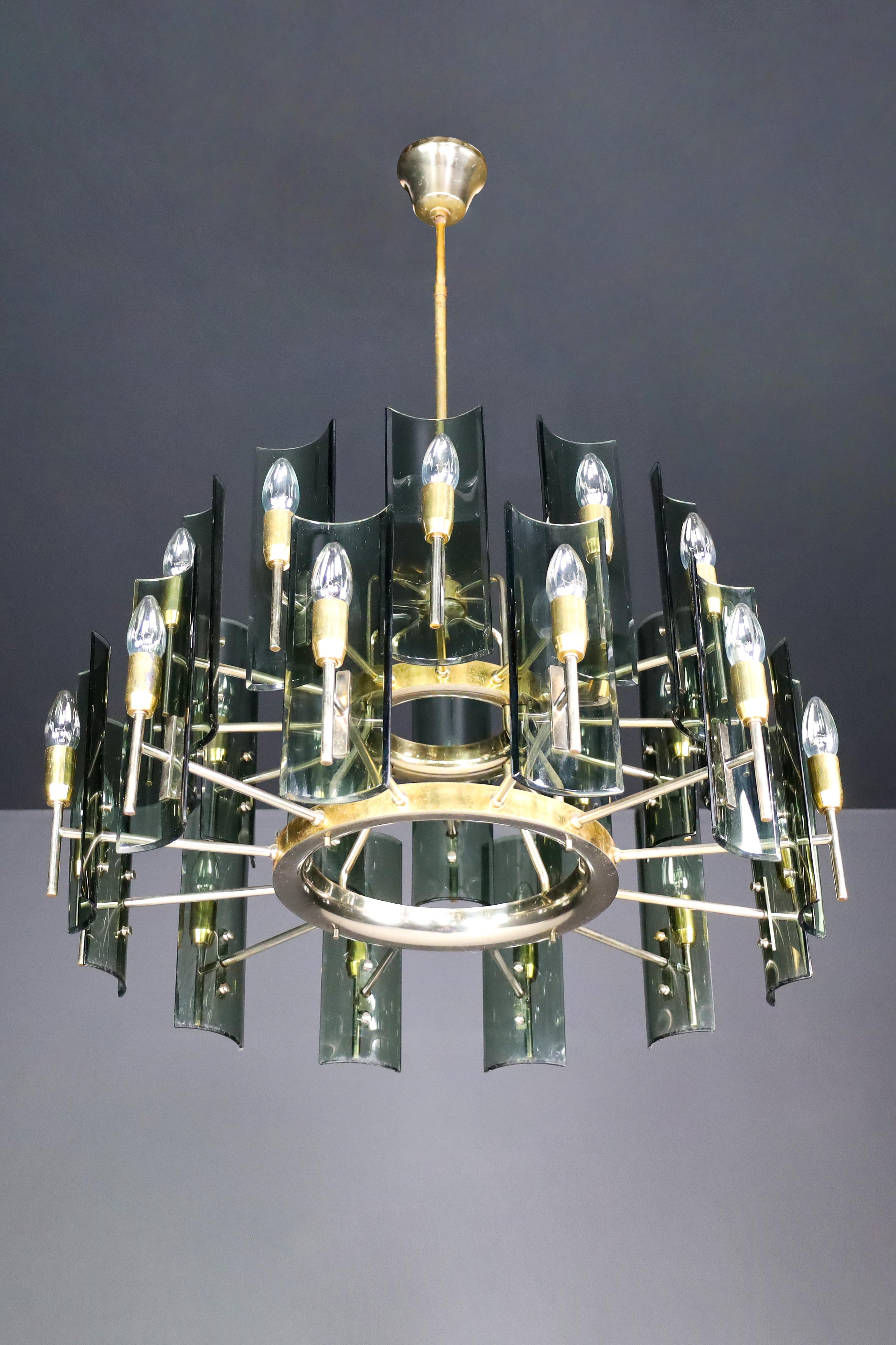 Gino Paroldo for Fontana Arte Large Chandelier in Brass and Curved Glass, Italy  For Sale 1