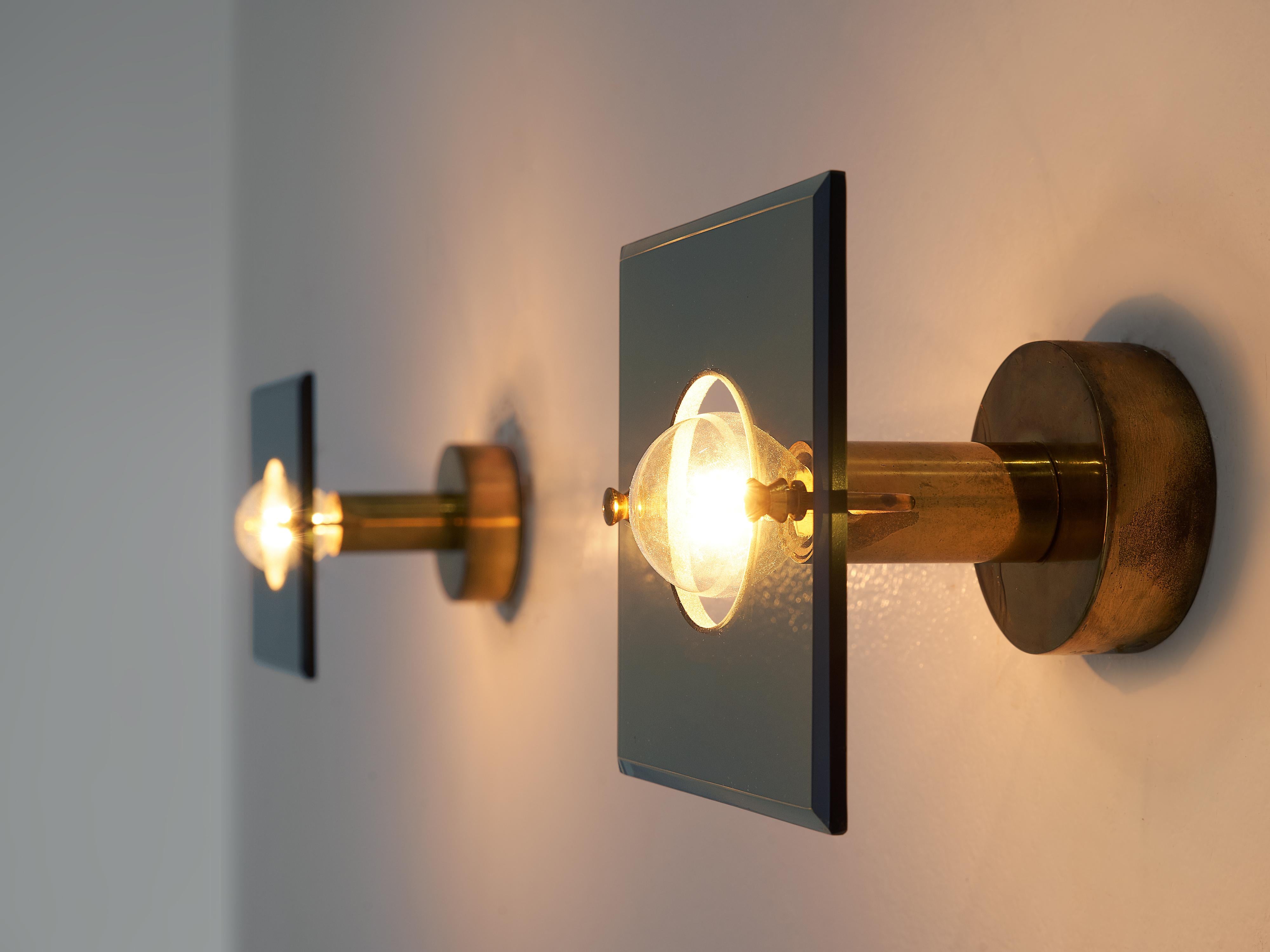 Gino Paroldo, pair of wall lights, brass, glass, Italy, 1960s

Characteristic wall lights by Gino Paroldo. Like the chandeliers by Paroldo also this wall lamp features a square plate in smoked glass. The lightbulb reaches through the circular gap