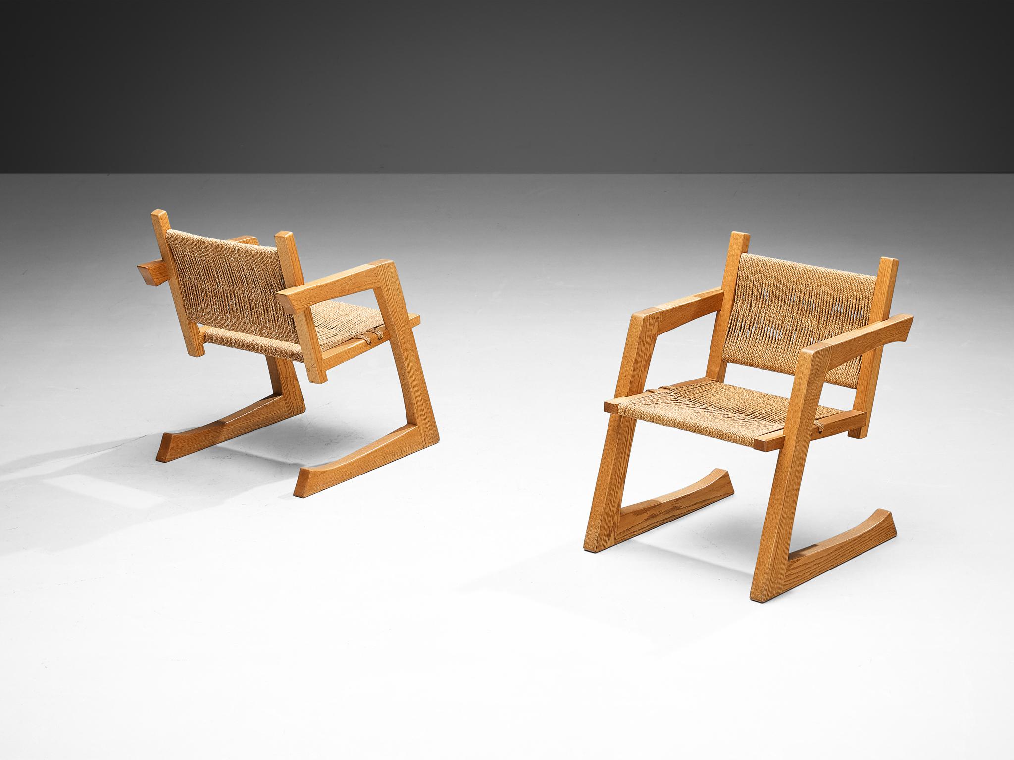 Gino Russo, dining chairs, oak, woven seagrass, United States, circa 1984

These armchairs are designed by the Italian-American furniture designer Gino Russo (1928-2010). The frame of this piece is made from oak and features an open, cantilever