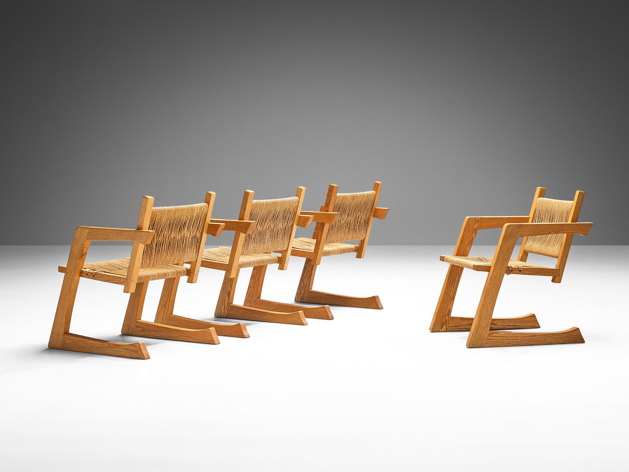 Gino Russo, ensemble de quatre chaises de salle à manger, chêne, gazon tressé, États-Unis. circa 1984

Cet ensemble de fauteuils est conçu par le designer de meubles italo-américain Gino Russo. Le cadre de ce meuble est en chêne et se caractérise