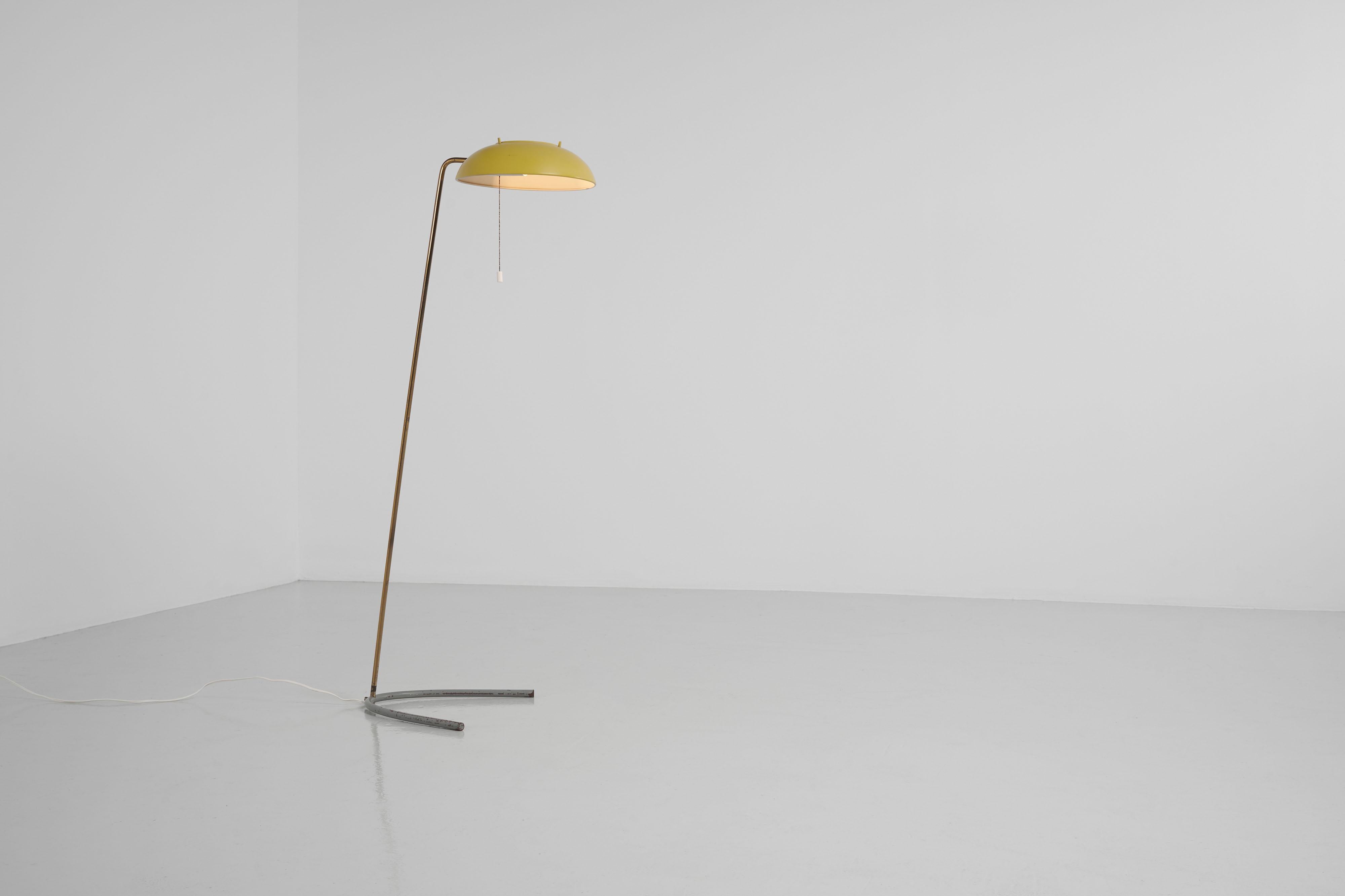 Highly rare floor lamp designed by Gino Sarfatti and manufactured by Arteluce, Italy 1953. This beautiful floor lamp is an early design by Sarfatti and it is the only one I saw on the market in the past 15 years of collecting. The lamp has a solid