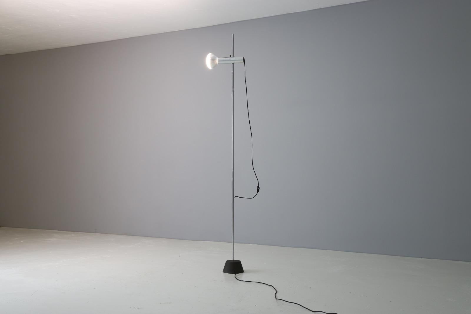Minimalistic '1074' floor lamp designed by the famous Italian designer Gino Sarfatti. Produced by Arteluce in the late 1950s. The floor lamp can be used as a uplighter or positioned in any direction or height because of the ingeniously designed bulb