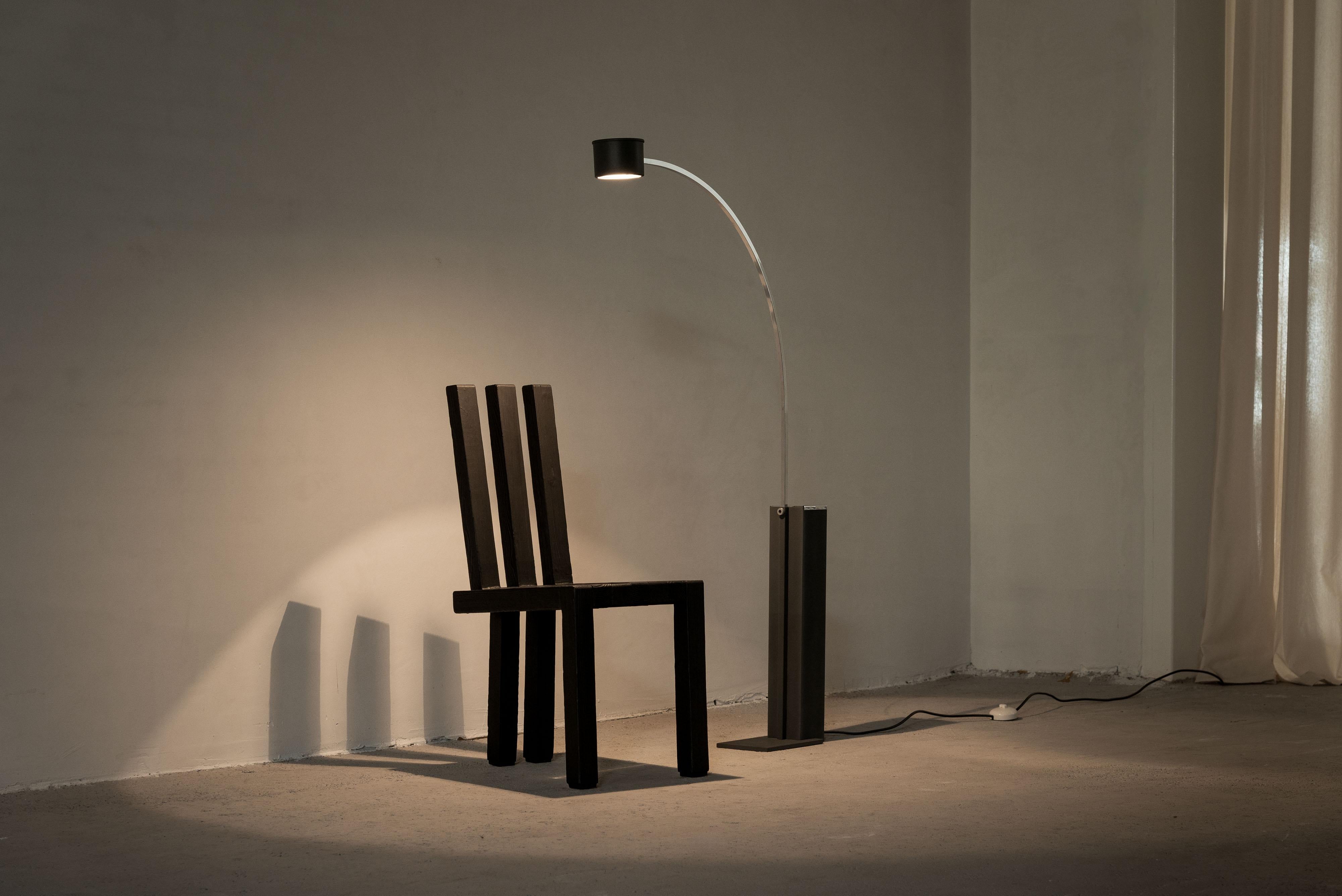 Le lampadaire réglable modèle 1096, conçu par Gino Sarfatti et fabriqué par Arteluce en Italie en 1971, illustre le design épuré et innovant caractéristique du travail de Sarfatti. Cette lampe moderniste se compose d'un réflecteur cylindrique laqué