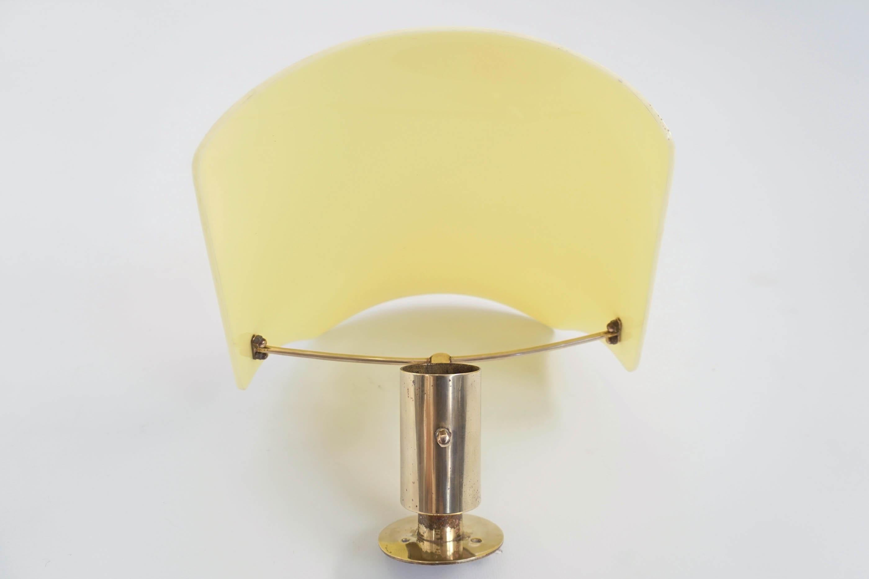 Gino Sarfatti, 1951 Rare Adjustable Yellow Sconce Mod. 184 by Arteluce, Italy In Good Condition For Sale In Morbio Inferiore, CH