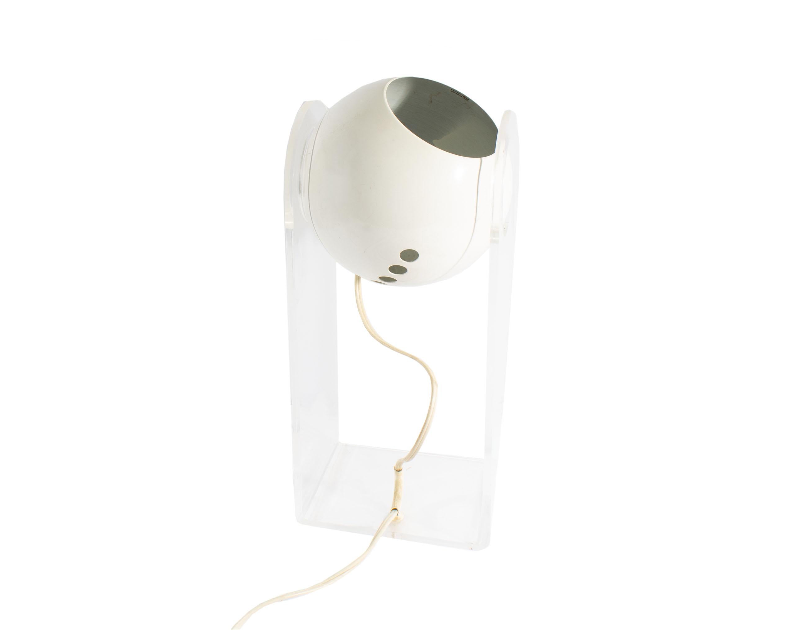 A 1968 model 540/G designed by the Italian designer Gino Sarfatti (1912-1985) for Arteluce. Made in Italy, this lamp features a clear acrylic stand that holds a white round 