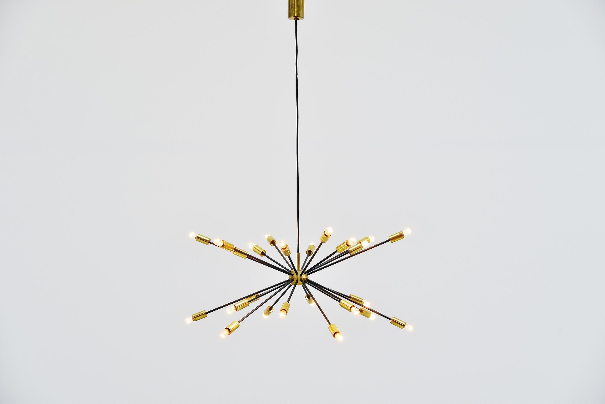 Stunning so called firework chandelier model 2003 irr designed by Gino Sarfatti and manufactured by Arteluce, Italy 1939. Highly rare and early chandelier by one of the best light designers of the 20th century. Visible small pear-shaped bulbs. Bulb