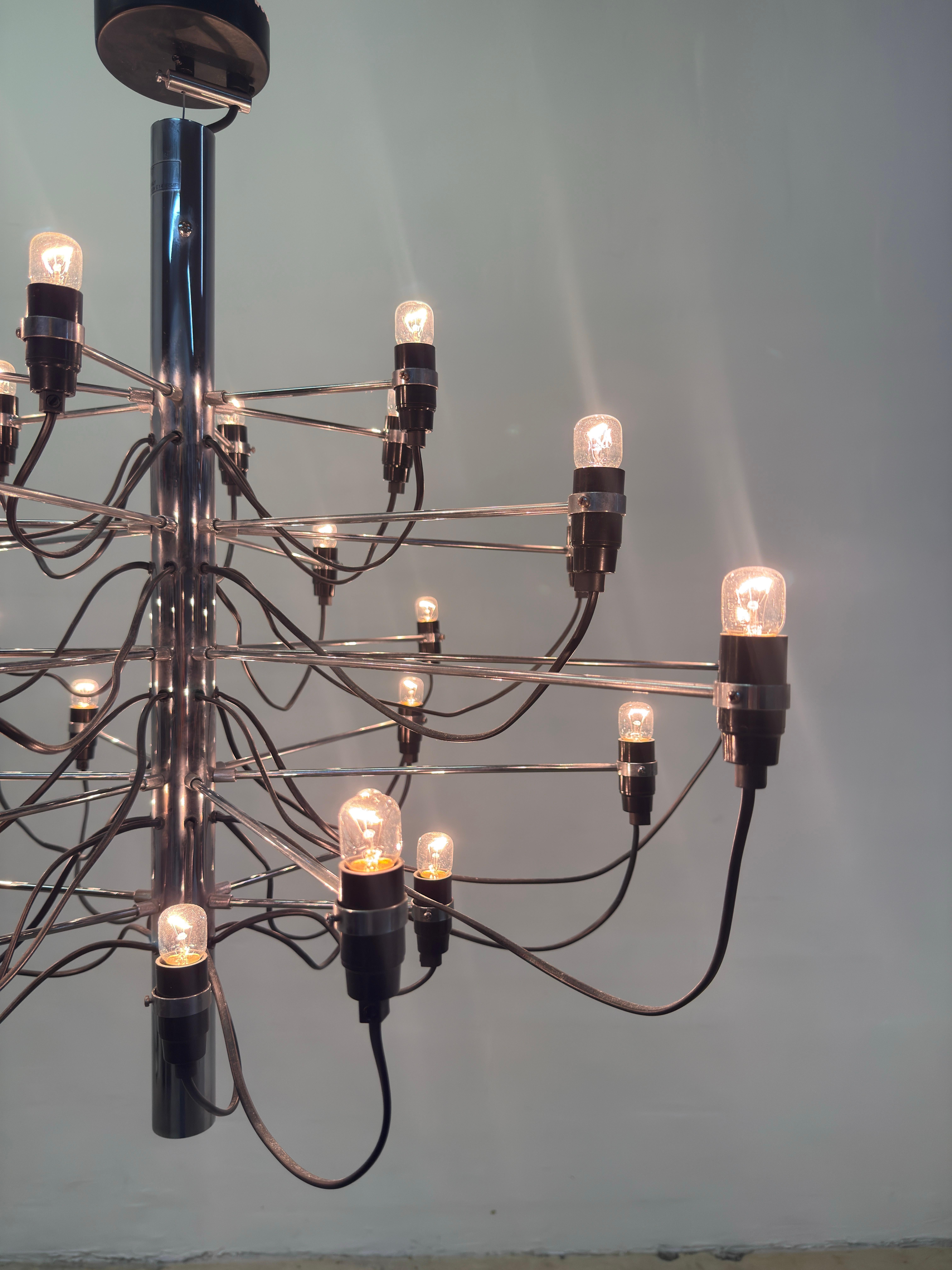 Gino Sarfatti 2097 Lampadario cromato a 30 lampadine per Flos in vendita 3