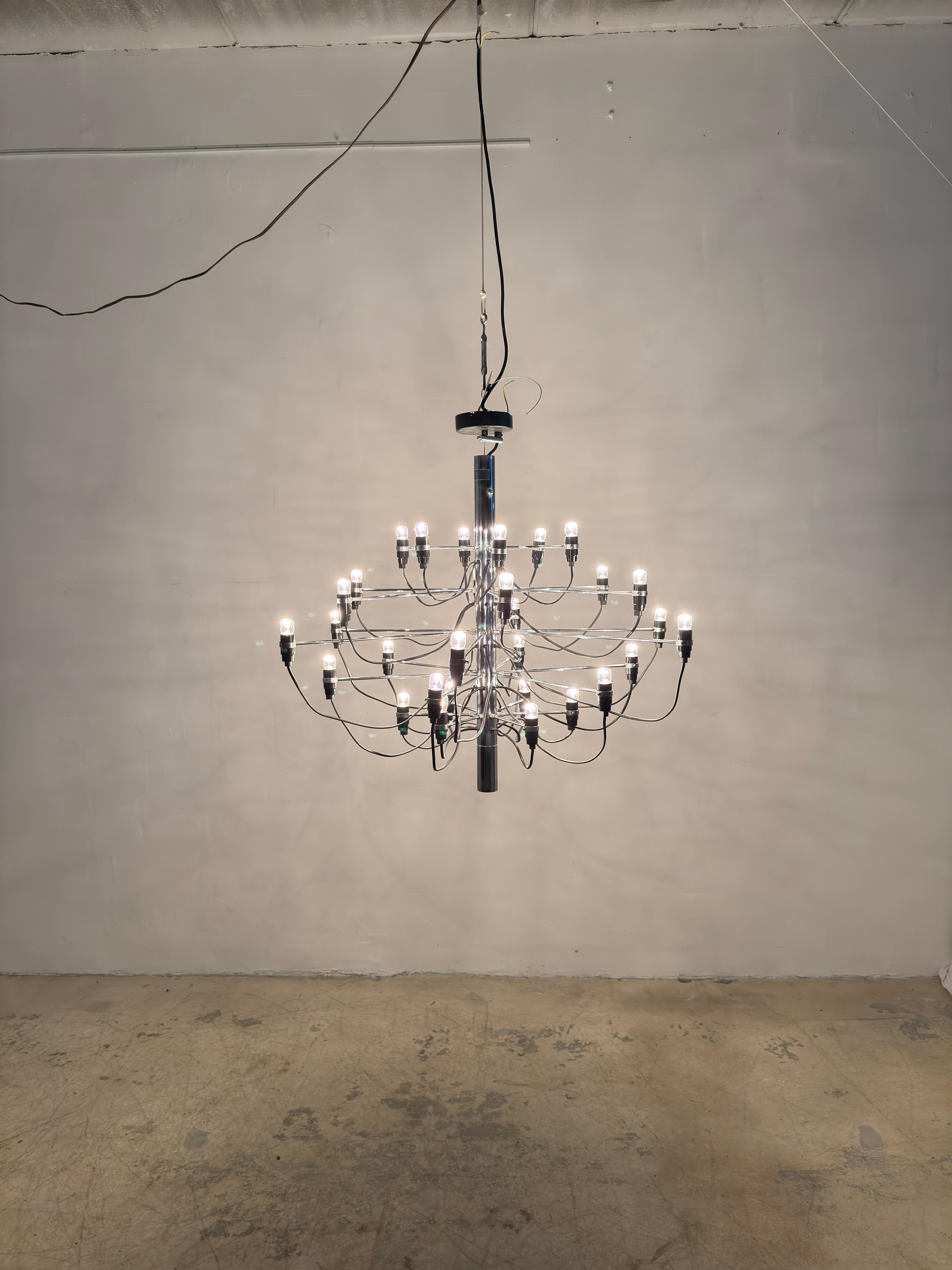 Gino Sarfatti 2097 Lampadario cromato a 30 lampadine per Flos in vendita 5