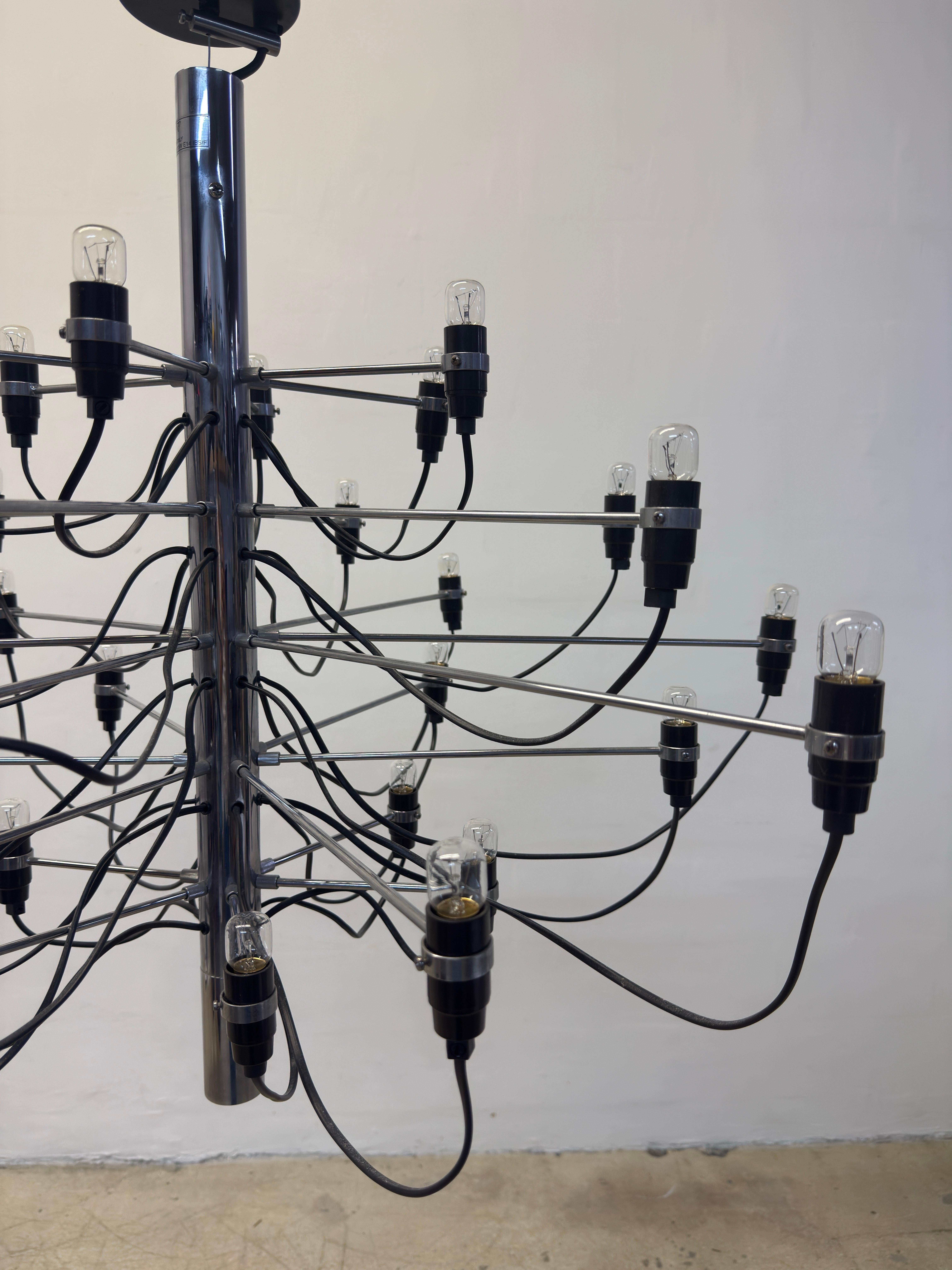 Mid-Century moderno Gino Sarfatti 2097 Lampadario cromato a 30 lampadine per Flos in vendita