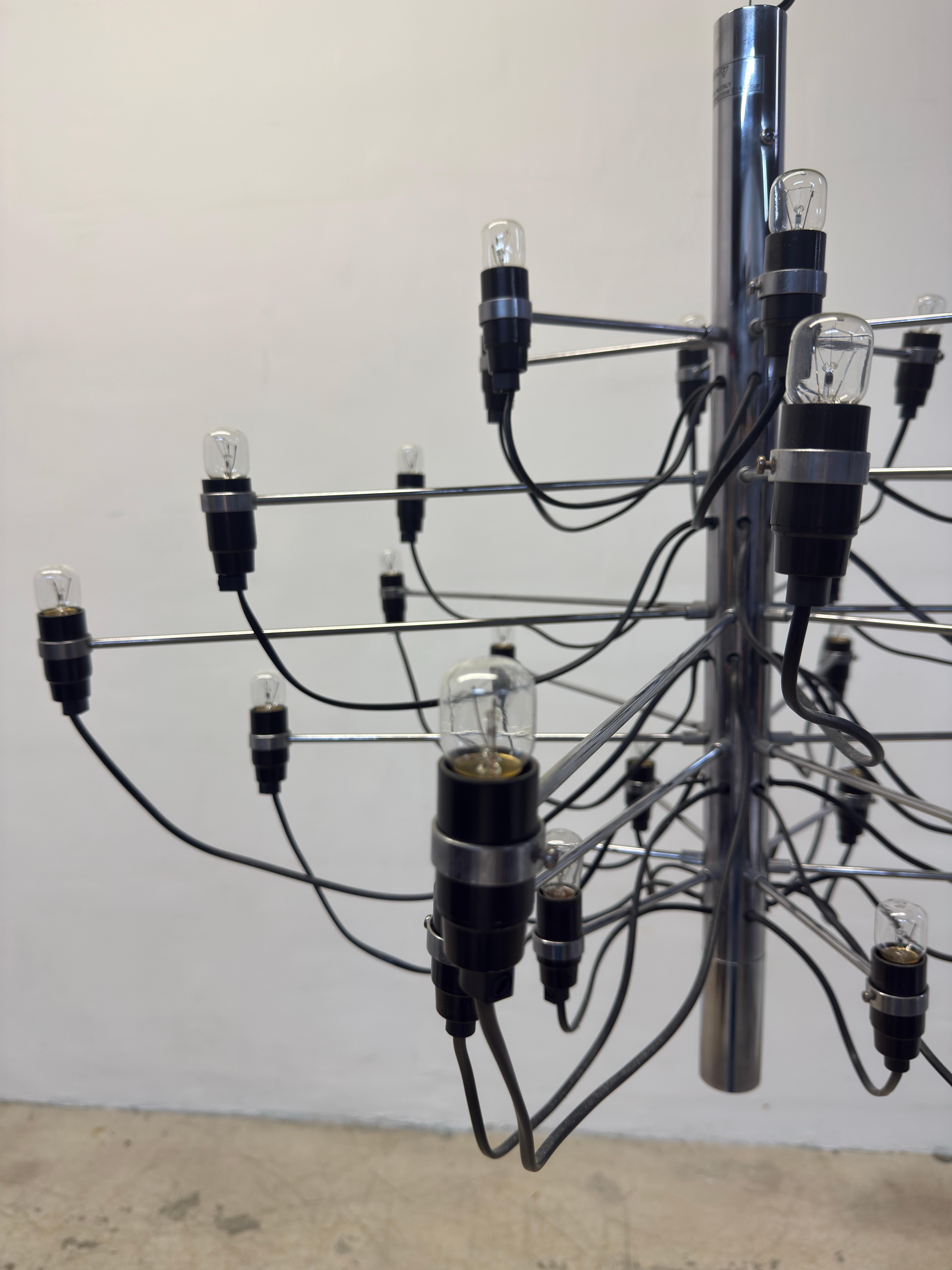 Italiano Gino Sarfatti 2097 Lampadario cromato a 30 lampadine per Flos in vendita