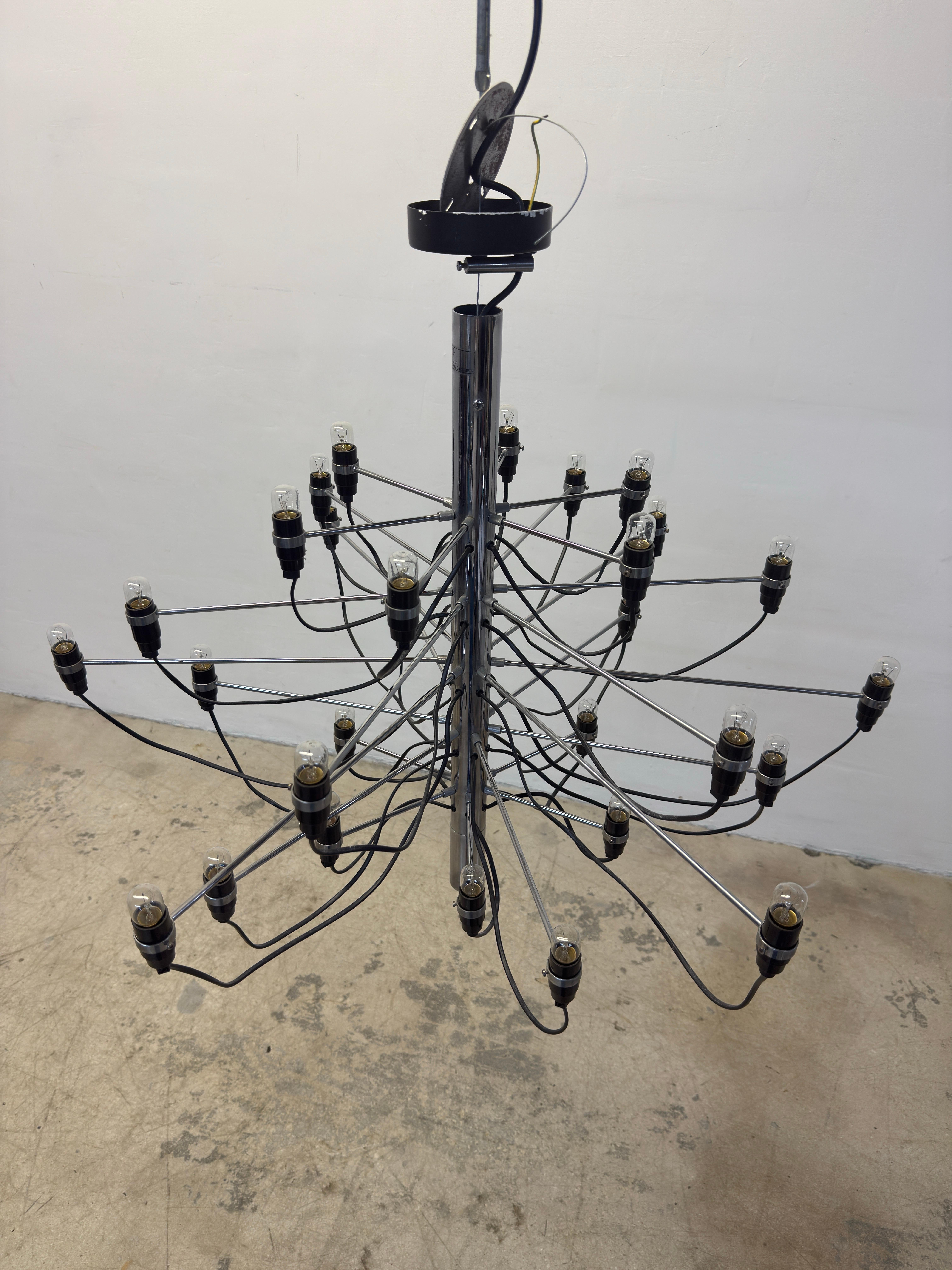 Gino Sarfatti 2097 Lampadario cromato a 30 lampadine per Flos In condizioni buone in vendita a Miami, FL
