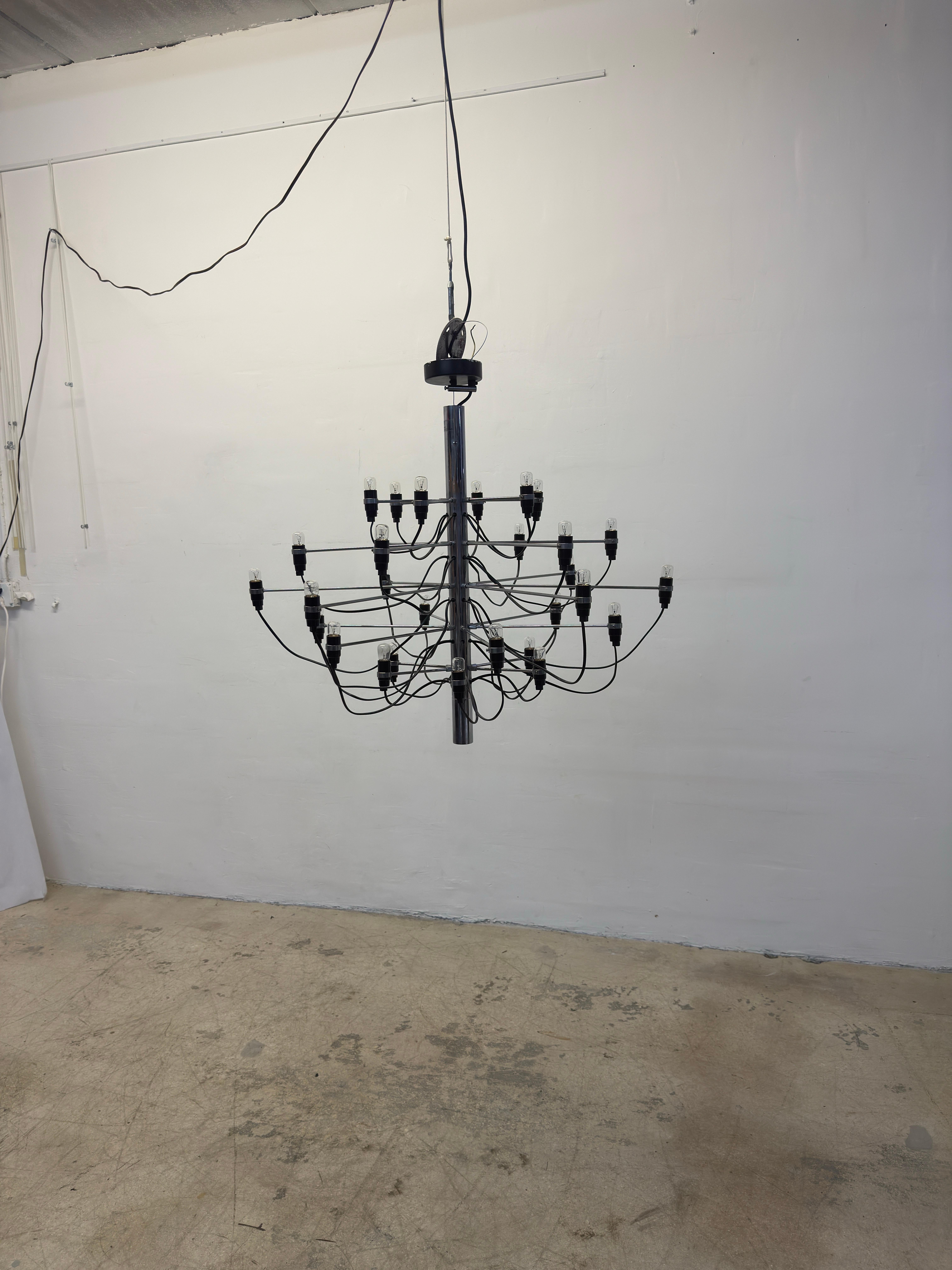 XX secolo Gino Sarfatti 2097 Lampadario cromato a 30 lampadine per Flos in vendita